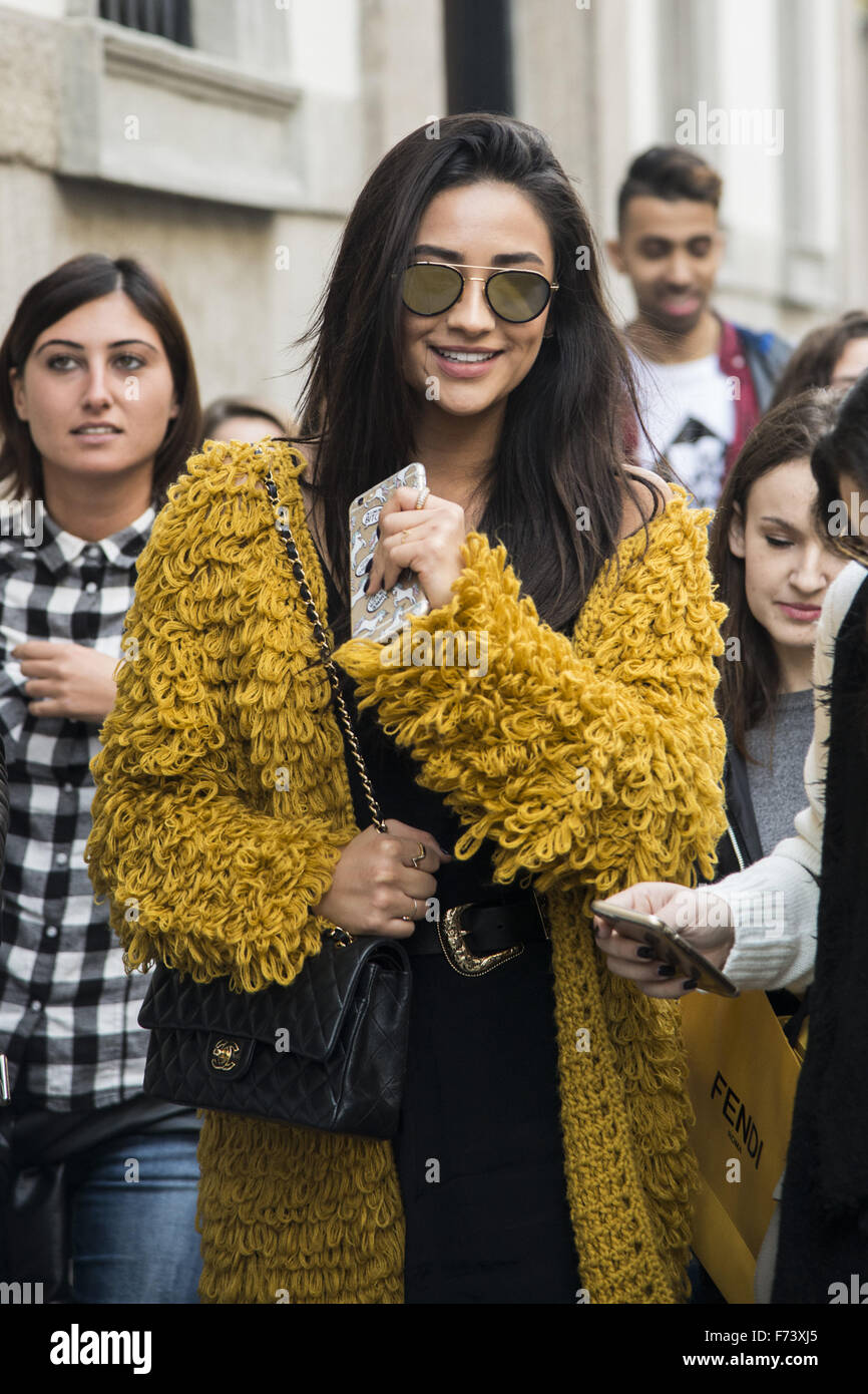Ashley Benson et Shay Mitchell, rendez-vous sur un voyage de shopping avec Hailey Baldwin dans la Via Monte Napoleone à Milan comprend : Shay Mitchell Où : Milan, Italie Quand : 24 Oct 2015 Banque D'Images