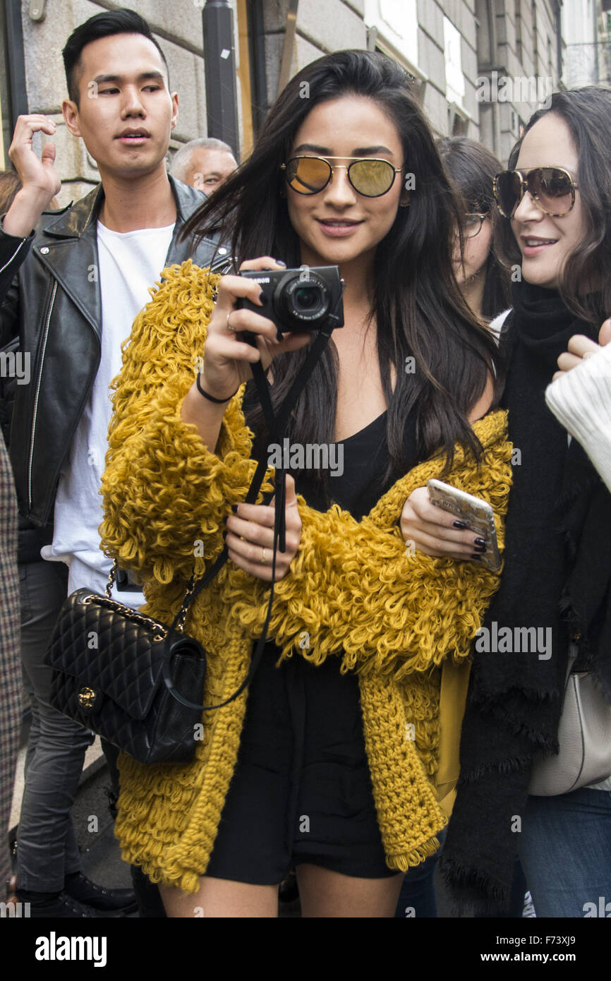 Ashley Benson et Shay Mitchell, rendez-vous sur un voyage de shopping avec Hailey Baldwin dans la Via Monte Napoleone à Milan comprend : Shay Mitchell Où : Milan, Italie Quand : 24 Oct 2015 Banque D'Images