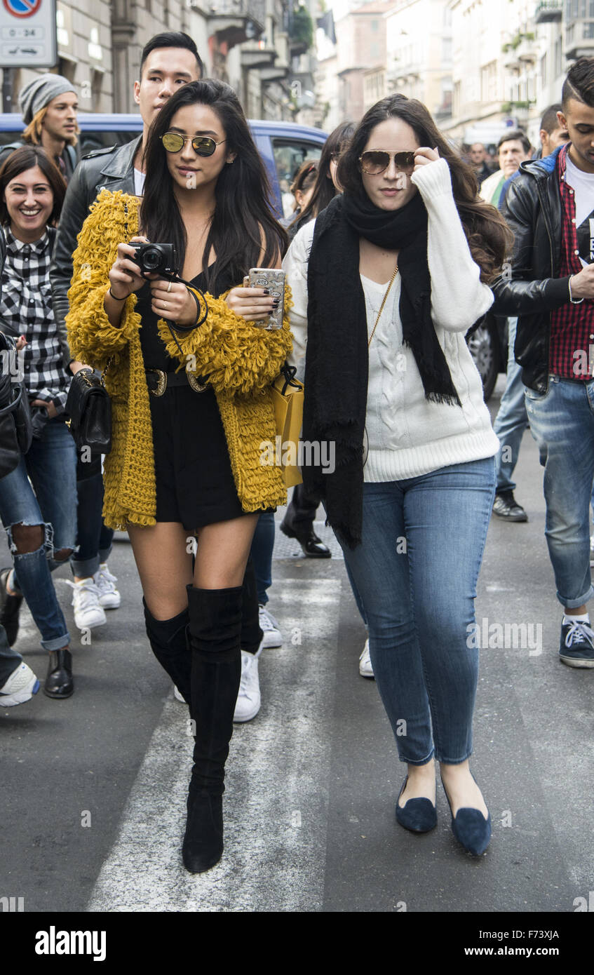 Ashley Benson et Shay Mitchell, rendez-vous sur un voyage de shopping avec Hailey Baldwin dans la Via Monte Napoleone à Milan comprend : Shay Mitchell Où : Milan, Italie Quand : 24 Oct 2015 Banque D'Images