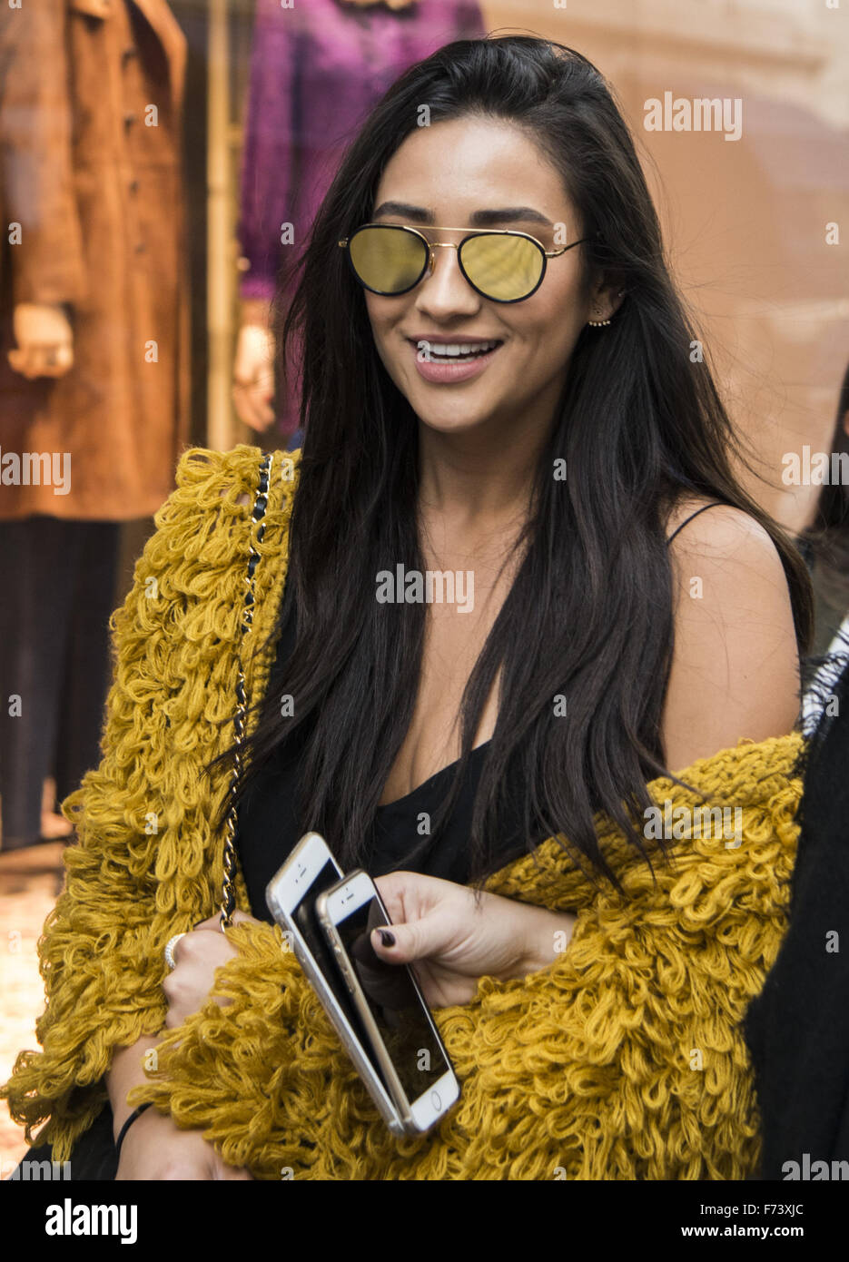 Ashley Benson et Shay Mitchell, rendez-vous sur un voyage de shopping avec Hailey Baldwin dans la Via Monte Napoleone à Milan comprend : Shay Mitchell Où : Milan, Italie Quand : 24 Oct 2015 Banque D'Images