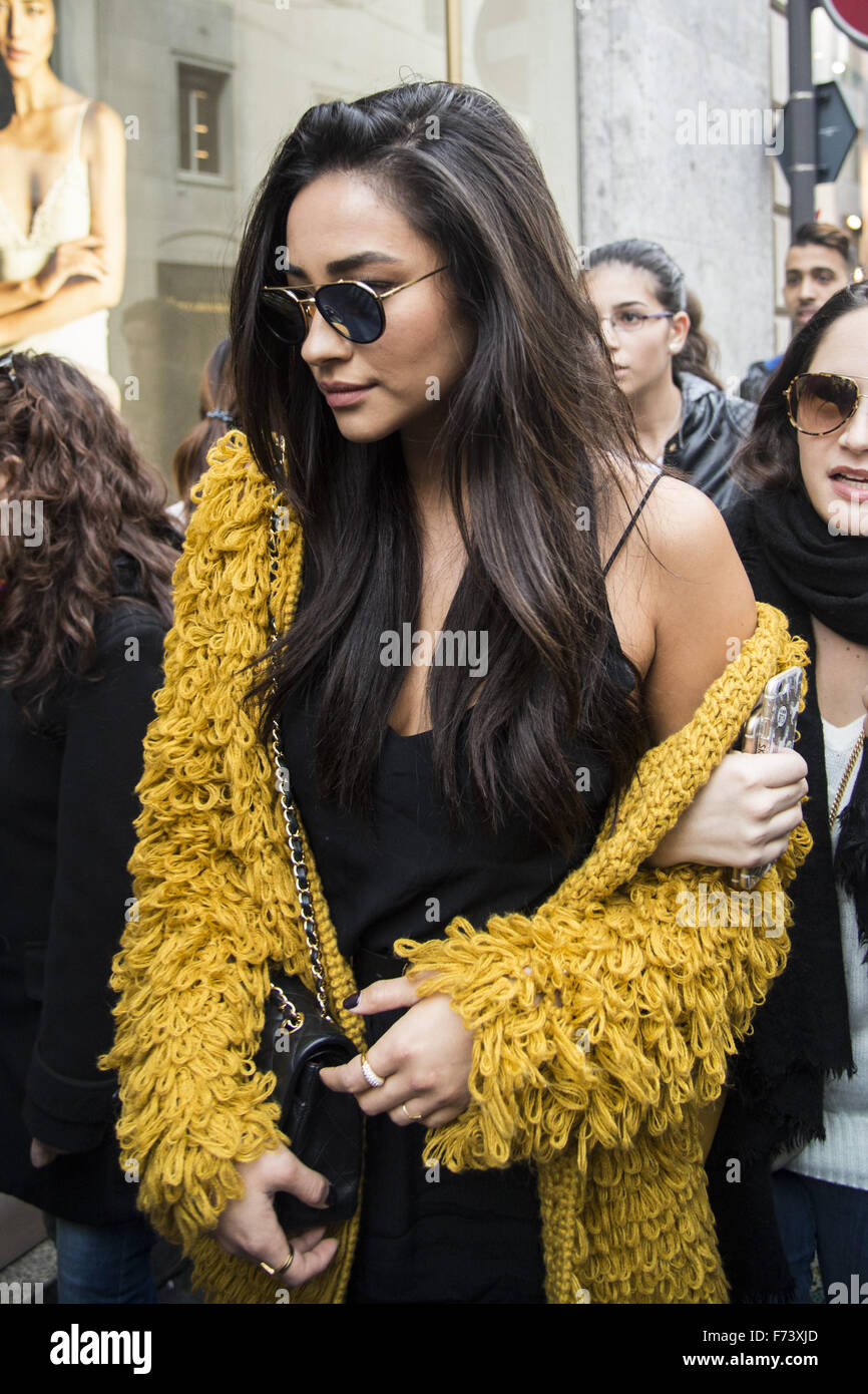 Ashley Benson et Shay Mitchell, rendez-vous sur un voyage de shopping avec Hailey Baldwin dans la Via Monte Napoleone à Milan comprend : Shay Mitchell Où : Milan, Italie Quand : 24 Oct 2015 Banque D'Images
