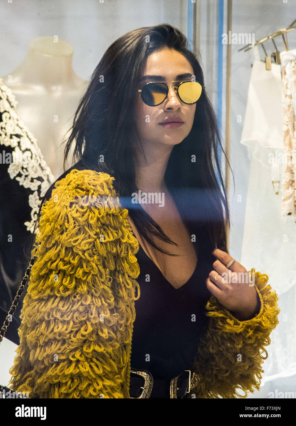 Ashley Benson et Shay Mitchell, rendez-vous sur un voyage de shopping avec Hailey Baldwin dans la Via Monte Napoleone à Milan comprend : Shay Mitchell Où : Milan, Italie Quand : 24 Oct 2015 Banque D'Images