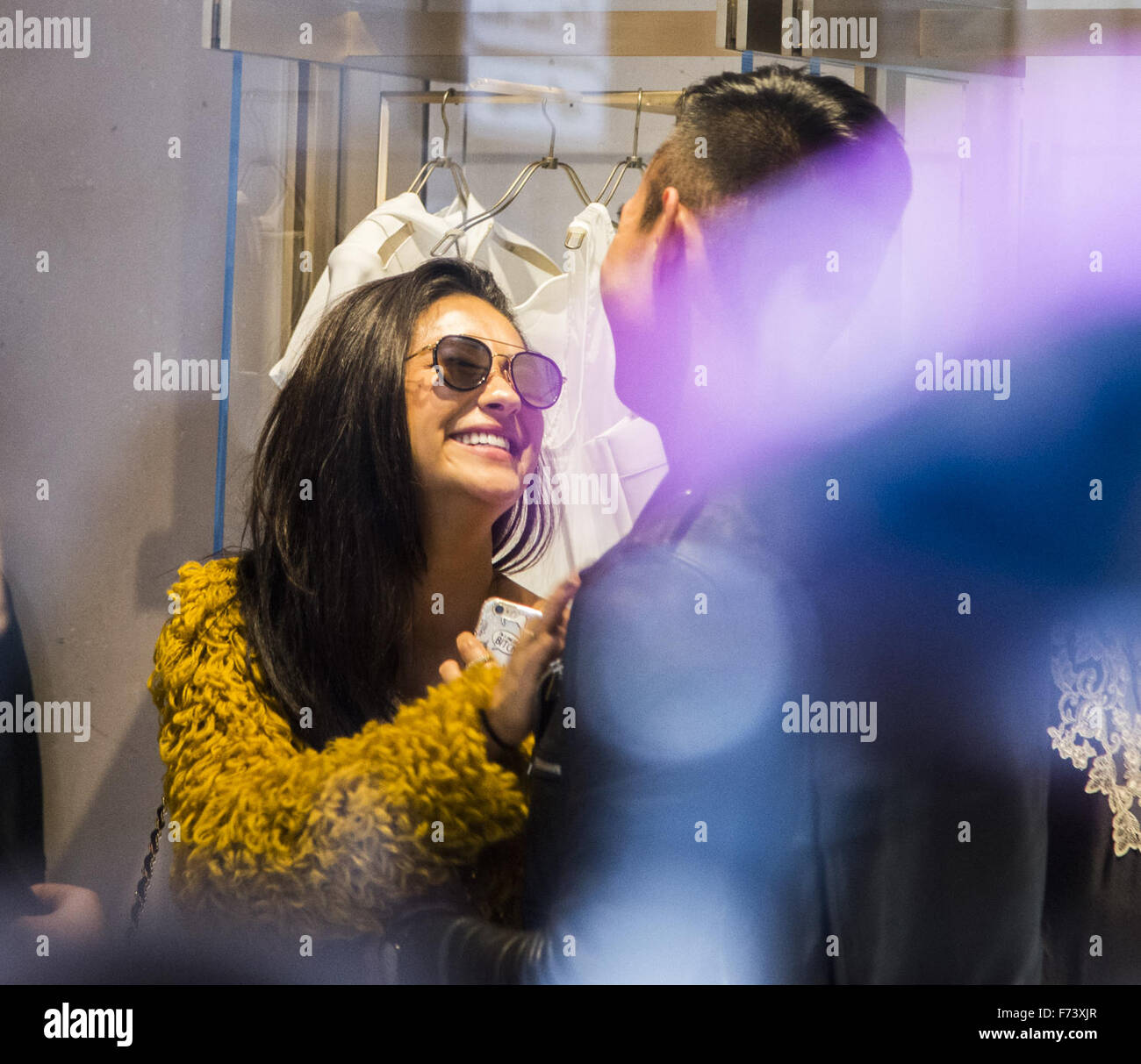 Ashley Benson et Shay Mitchell, rendez-vous sur un voyage de shopping avec Hailey Baldwin dans la Via Monte Napoleone à Milan comprend : Shay Mitchell Où : Milan, Italie Quand : 24 Oct 2015 Banque D'Images