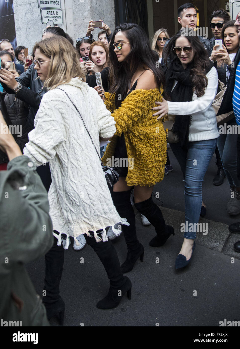 Ashley Benson et Shay Mitchell, rendez-vous sur un voyage de shopping avec Hailey Baldwin dans la Via Monte Napoleone à Milan avec : Ashley Benson, Shay Mitchell Où : Milan, Italie Quand : 24 Oct 2015 Banque D'Images