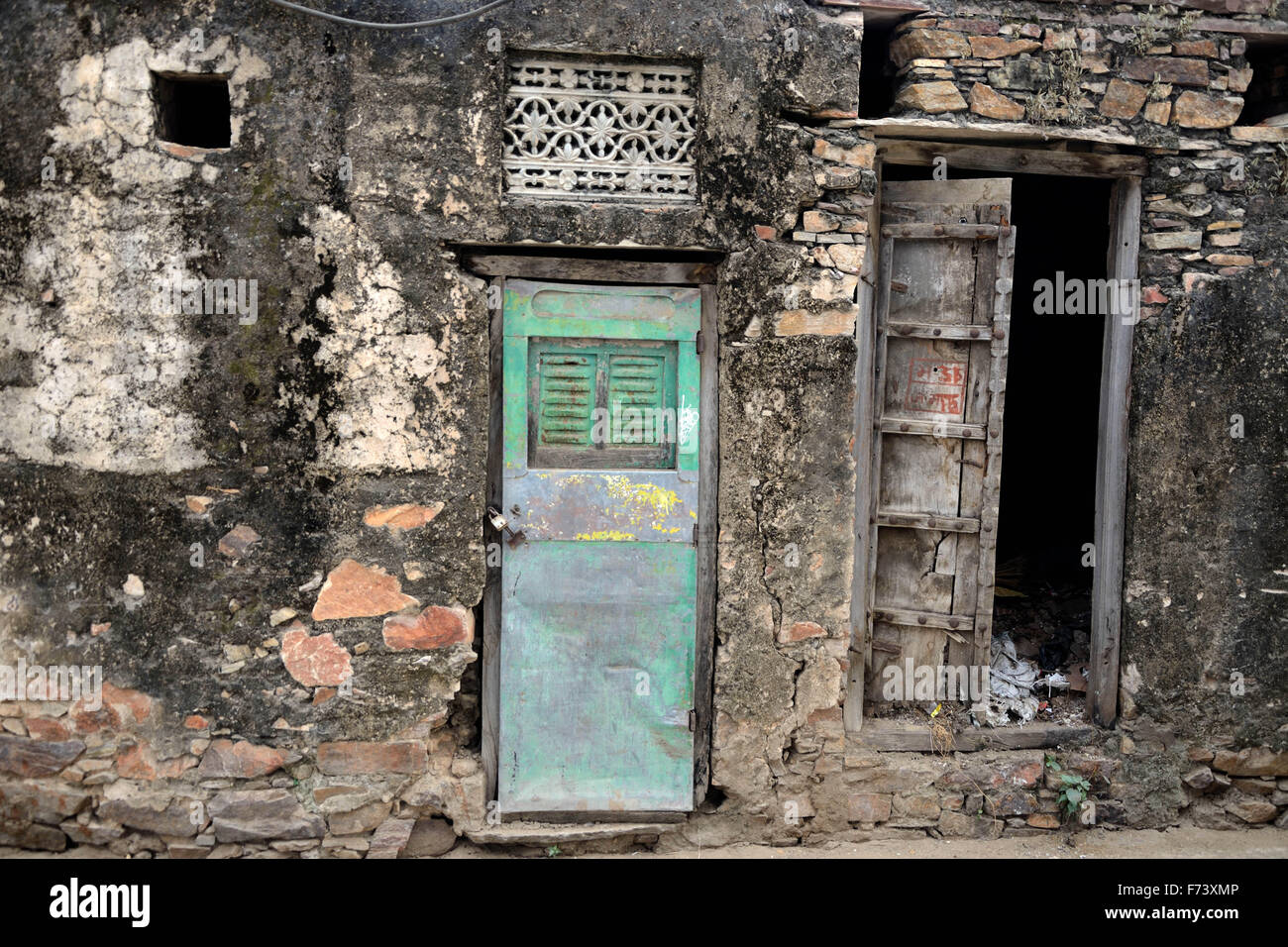 Porte en bois ouverte cassée et nouvelle porte en fer verrouillée, Pushkar, Rajasthan, Inde, Asie Banque D'Images