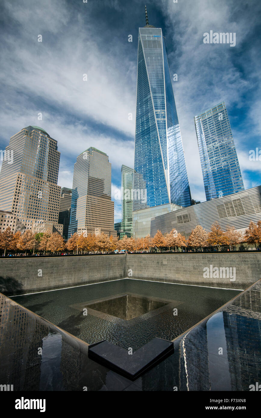 Le sud du bassin de 11 septembre National Memorial & Museum avec One World Trade Center derrière, Lower Manhattan, New York, USA Banque D'Images