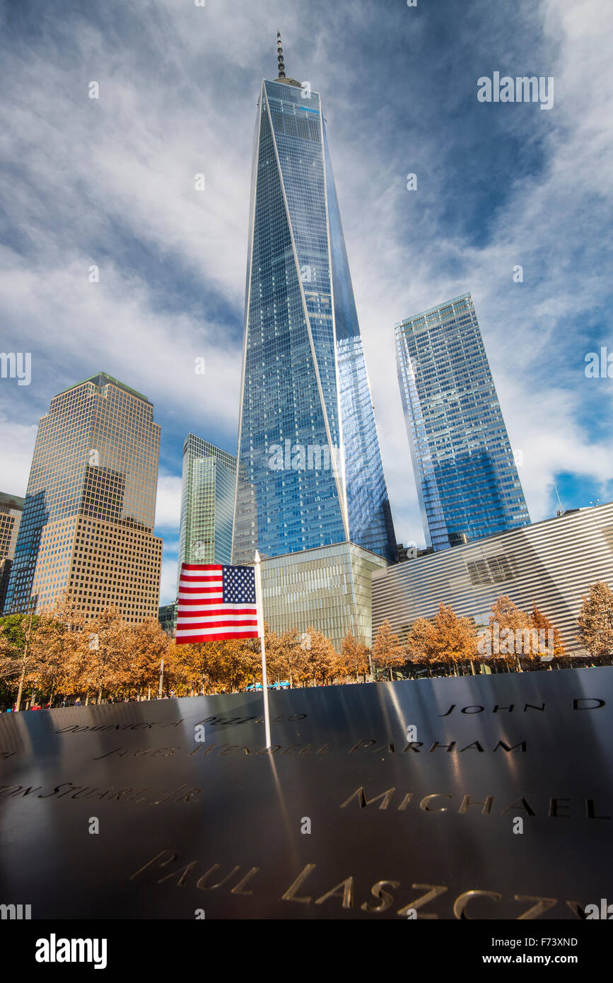 11 septembre National Memorial & Museum avec One World Trade Center ou Freedom Tower derrière, Lower Manhattan, New York, USA Banque D'Images