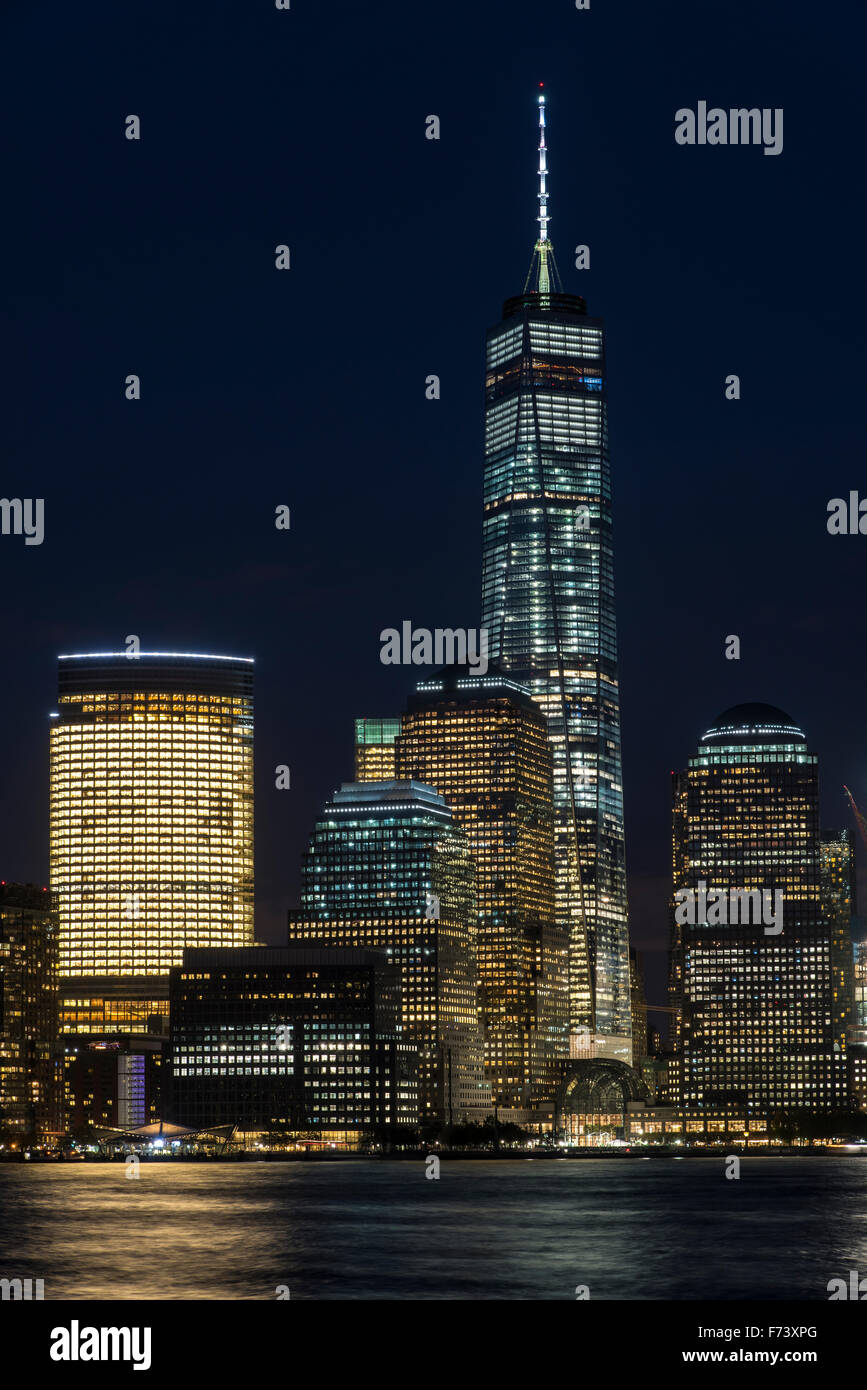 Vue de la nuit de One World Trade Center et centre financier de Lower Manhattan, Manhattan, New York, USA Banque D'Images