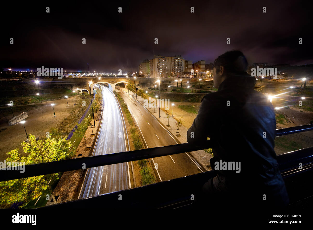 Nuit paysage urbain avec road et jeune homme.Vie et décors Banque D'Images