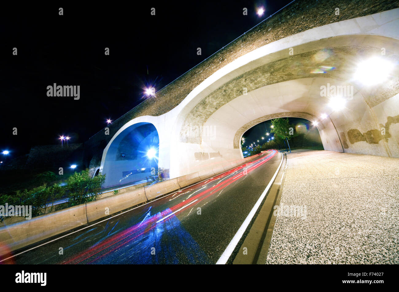 Nuit paysage urbain avec des routes et ponts Banque D'Images