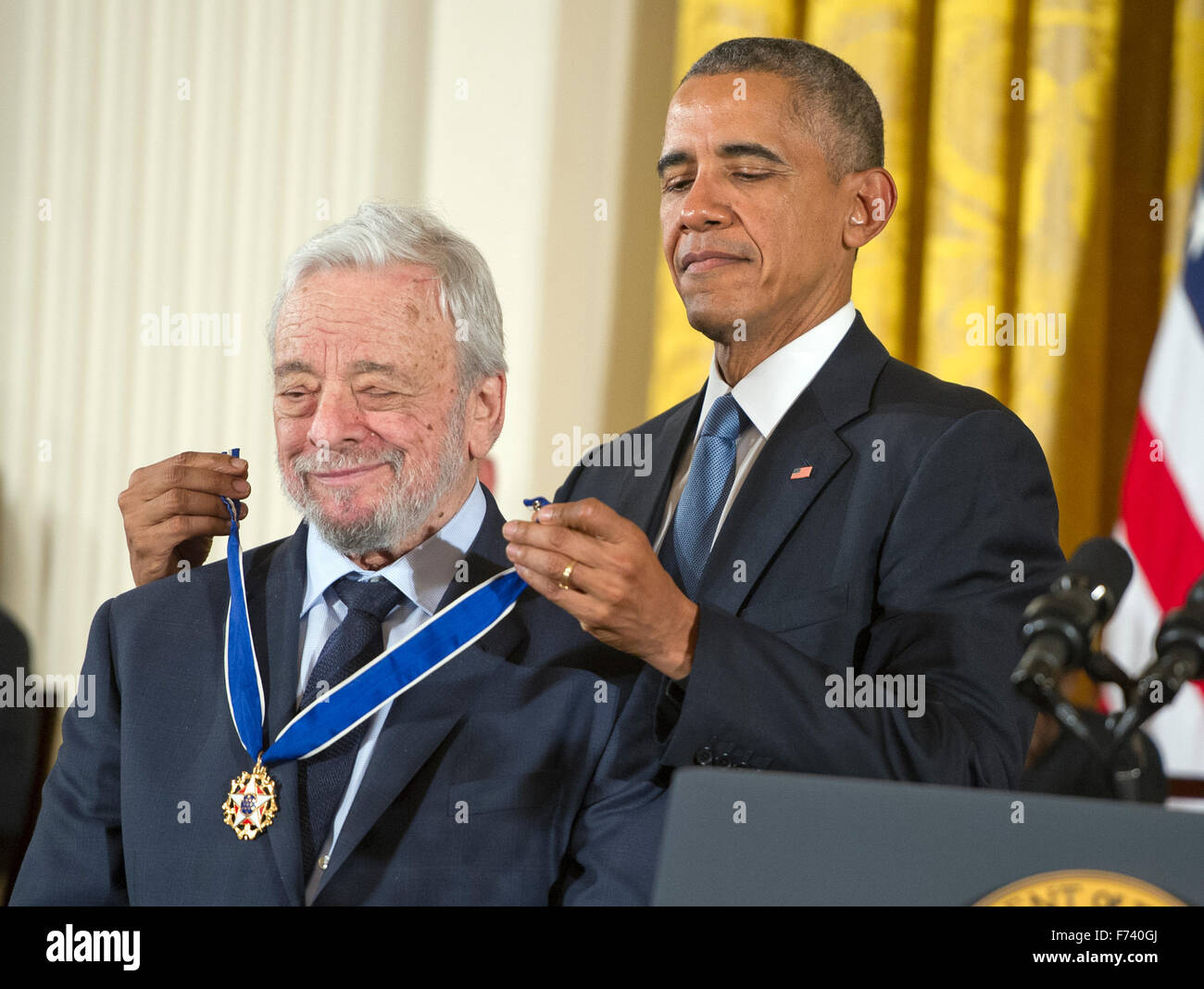 Compositeurs et parolier Stephen Sondheim reçoit la Médaille présidentielle de la liberté du Président des Etats-Unis Barack Obama lors d'une cérémonie dans l'East Room de la Maison Blanche à Washington, DC le Mardi, Novembre 24, 2015. La médaille est la plus haute distinction civile US, a présenté à des personnes qui ont contribué en particulier à la sécurité contribution méritoire ou d'intérêts nationaux des États-Unis, pour la paix dans le monde, ou de la ou des entreprises publiques ou privées. Photo : Ron Sachs/CNP/DPA - AUCUN FIL SERVICE - Banque D'Images