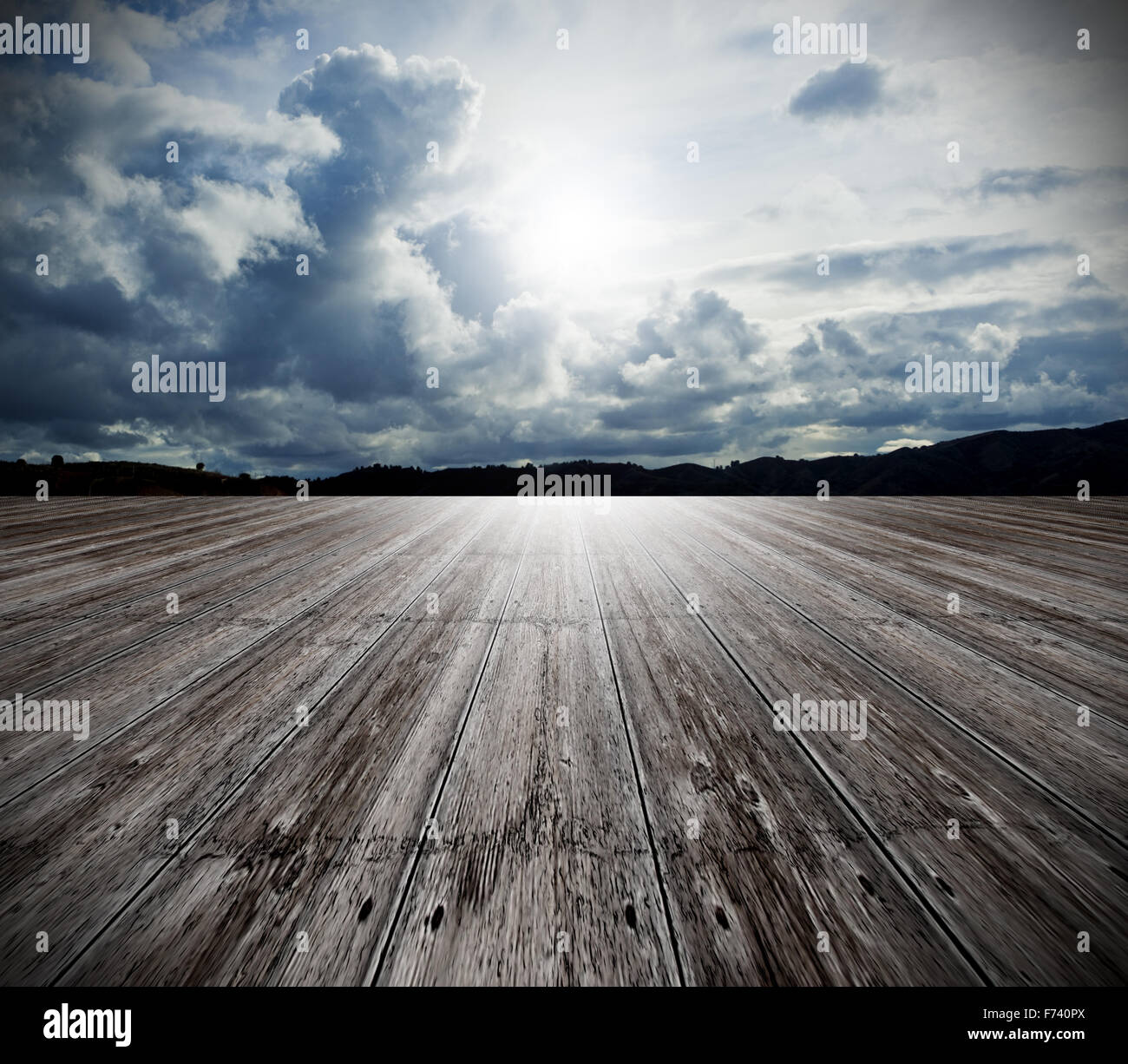 Arrière-plan de vieux plancher de bois et ciel nuageux Banque D'Images