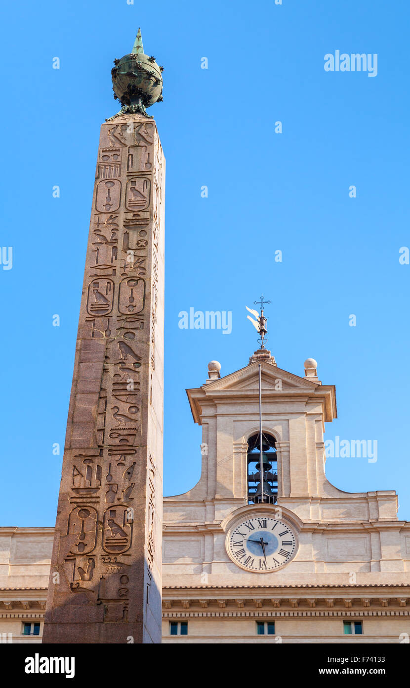 L'obélisque de Montecitorio, également connu sous le nom de Solare. Obélisque de granit rouge de l'Égypte ancienne de Psammetichus II d'Héliopolis. Rom Banque D'Images