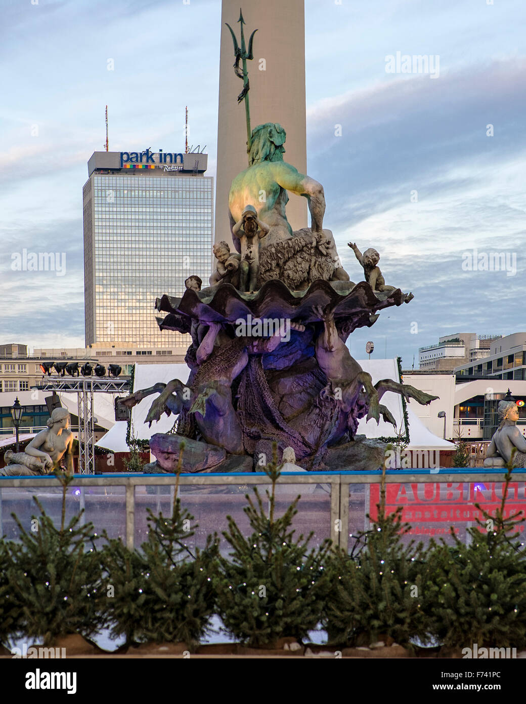 Berlin, Allemagne. 25 novembre, 2015. Les marchés de Noël à Berlin a ouvert cette semaine. Les étals sont rempli de friandises de Noël traditionnel, des ornements et des nouveautés, les grandes roues patinent et patineurs jouissent des patinoires. Credit : Eden Breitz/Alamy Live News Banque D'Images