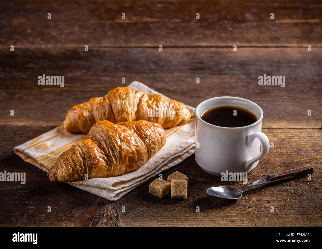 Tasse de café avec un croissant pour le petit déjeuner Banque D'Images