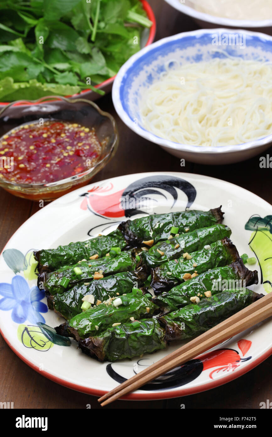 Viande hachée grillée enveloppé dans la feuille de bétel, cuisine vietnamienne, thit nuong bo la lot Banque D'Images