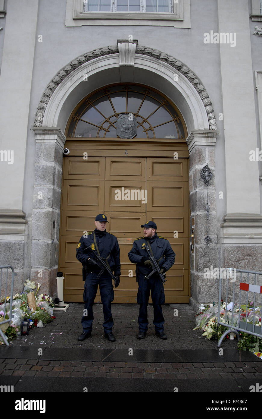 Copenhague, Danemark. 25 novembre. 2015. Présente à l'ambassade française de la police après l'attaque terroriste de Paris personnes déposent des fleurs et venez visiter l'ambassade française à Copenhague, Danemark. Crédit : François doyen/Alamy Live News Banque D'Images