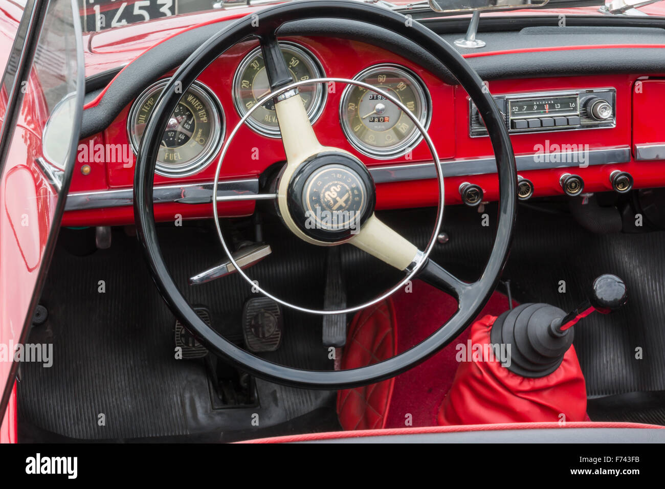 Parme, Italie - Avril 2015 : Retro Vintage Alfa Romeo Giulietta Voiture siège conducteur et planche de bord Banque D'Images