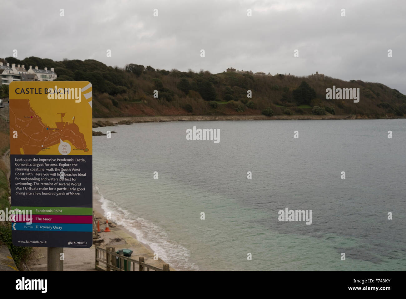 Château, Falmouth, Cornwall avec point de Pendennis en arrière-plan. Banque D'Images