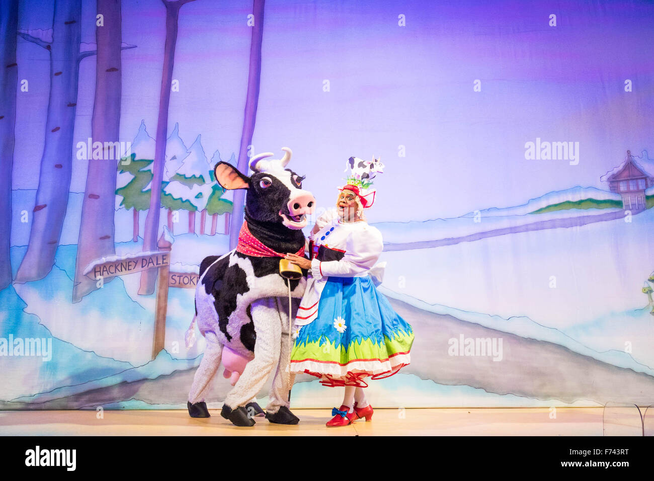 Hackney Empire Theatre, Londres, le 25 novembre 2015. Hackney Empire présente Jack et le haricot magique que leur pantomime de Noël 2015. Les plus célèbres de Londres sera la vedette panto Hackney Empire's propre Olivier nommé dame Clive Rowe comme Dame Daisy Trott, Olivier Garde du corps-et-actrice Debbie Kurup comme Jack et Hackney Panto propose de Kat B comme Bonhomme de neige. Sur la photo : Clive Rowe comme Dame Daisy Trott avec gc. Crédit : Paul Davey/Alamy Live News Banque D'Images