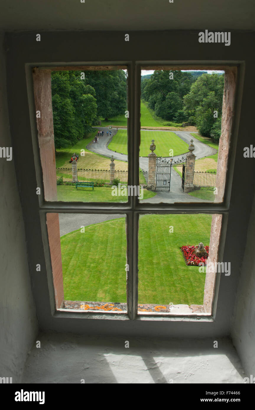 Regardant par une fenêtre à Traquair House - Innerleithen, près de Peebles, Scottish Borders. Banque D'Images