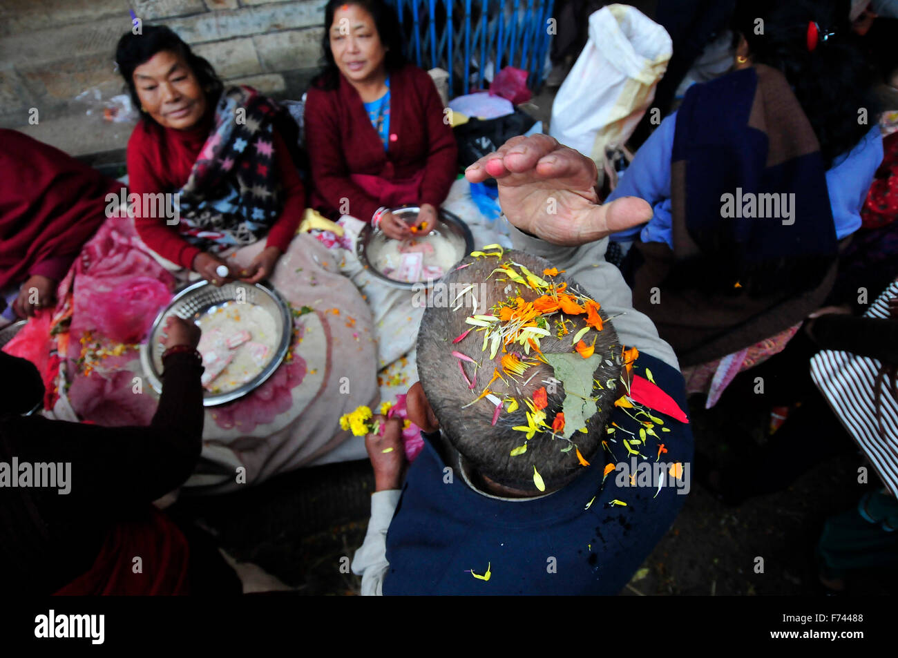 Katmandou, Népal. 25Th Nov, 2015. Un dévot mettre des fleurs sur sa tête, qui a été donné par femme hindoue népalaise, qui est sur le jeûne le dernier jour de 'Adinath Mela' Festival à Chovar. Dans le mois d'octobre ou novembre de Kojagrat purnima de Kartik purnima, personnes visitent Adinath temple le matin et effectuer de rituels puja et fonction rituelle lors d'Adinath Mela. © Narayan Maharjan/Pacific Press/Alamy Live News Banque D'Images
