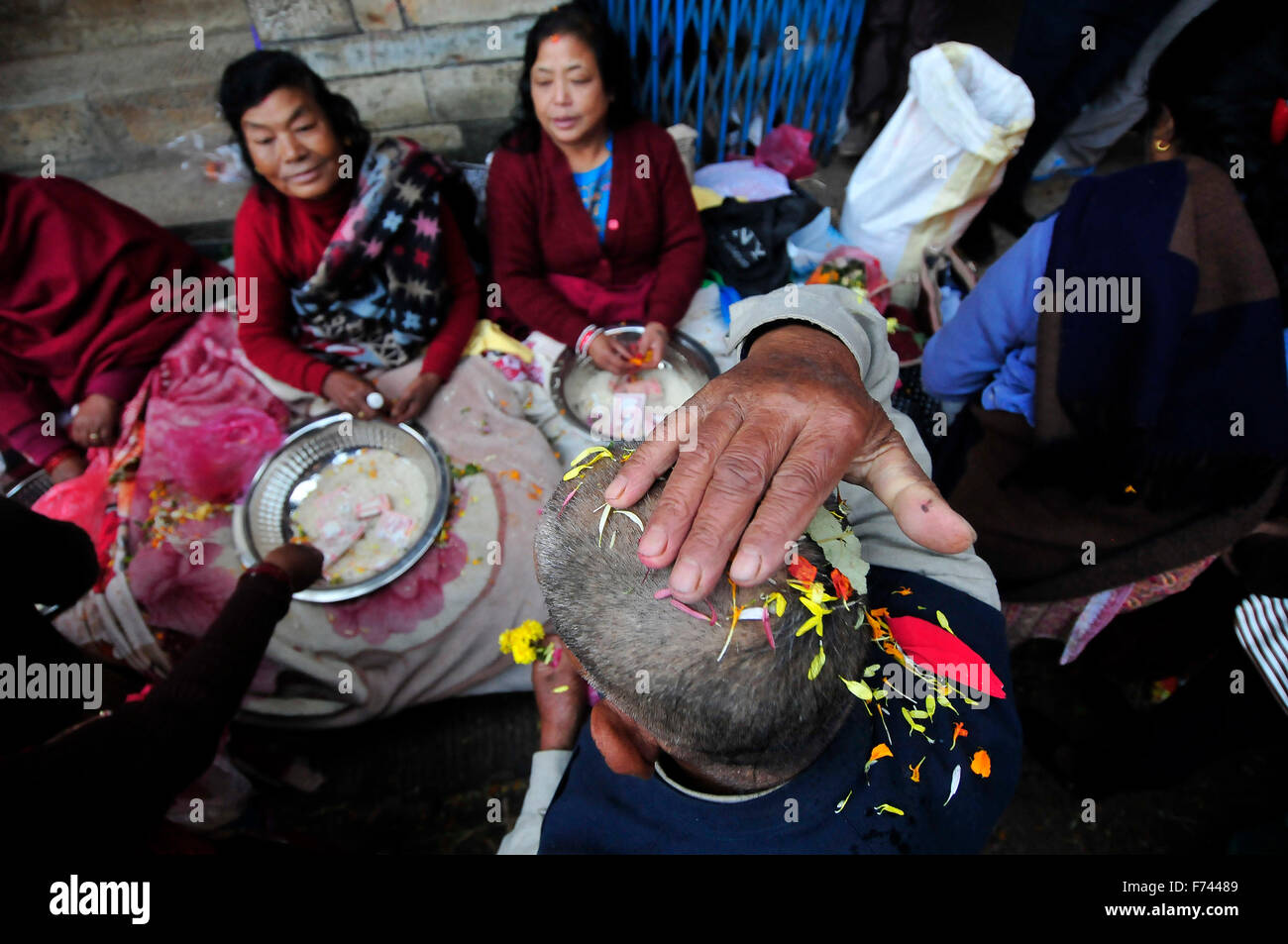 Katmandou, Népal. 25Th Nov, 2015. Un dévot met des fleurs sur sa tête, qui a été donné par femme hindoue népalaise, qui est sur le jeûne le dernier jour de 'Adinath Mela' Festival à Chovar . Dans le mois d'octobre ou novembre de Kojagrat purnima de Kartik purnima, personnes visitent Adinath temple le matin et effectuer de rituels puja et fonction rituelle lors d'Adinath Mela. © Narayan Maharjan/Pacific Press/Alamy Live News Banque D'Images