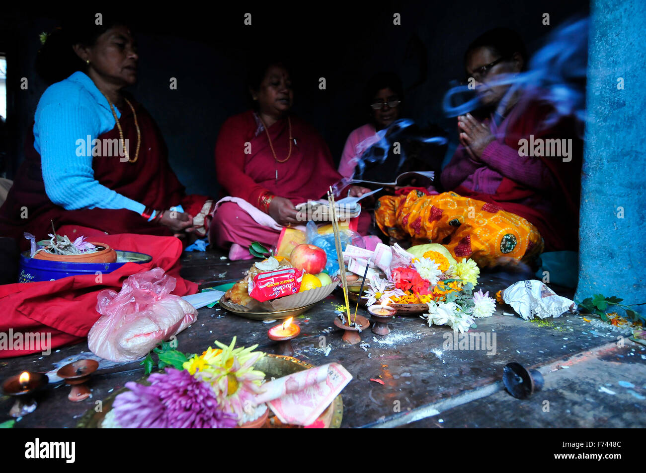Katmandou, Népal. 25Th Nov, 2015. Les dévots chanter des chants traditionnels sur le dernier jour de 'Adinath Mela' Festival à Chovar. Dans le mois d'octobre ou novembre de Kojagrat purnima de Kartik purnima, personnes visitent Adinath temple le matin et effectuer de rituels puja et fonction rituelle lors d'Adinath Mela. © Narayan Maharjan/Pacific Press/Alamy Live News Banque D'Images