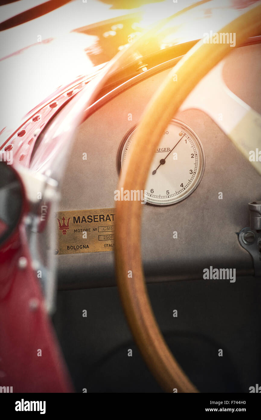 1954 Maserati 250F Grand Prix racing voiture volant et tableau de bord. La lumière du soleil filtre appliqué Vintage Banque D'Images