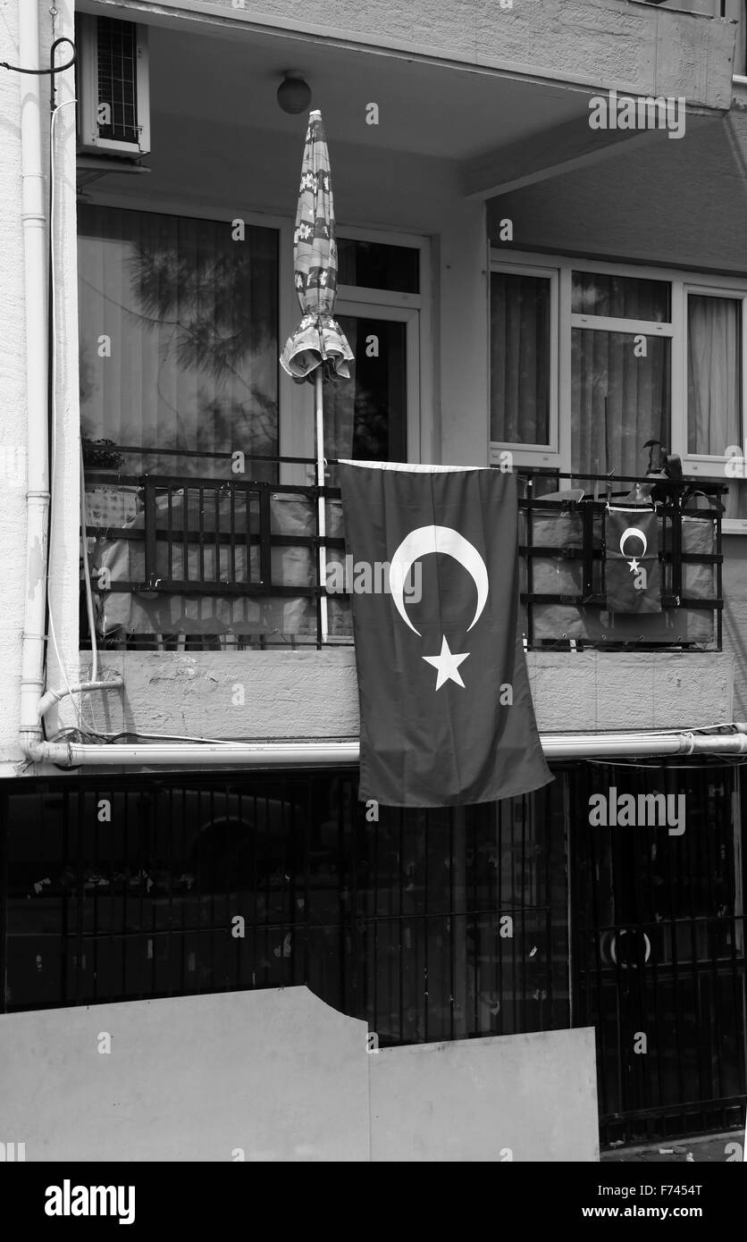 Paire de drapeaux turcs sur un bloc d'appartement à Istanbul, Turquie. Banque D'Images