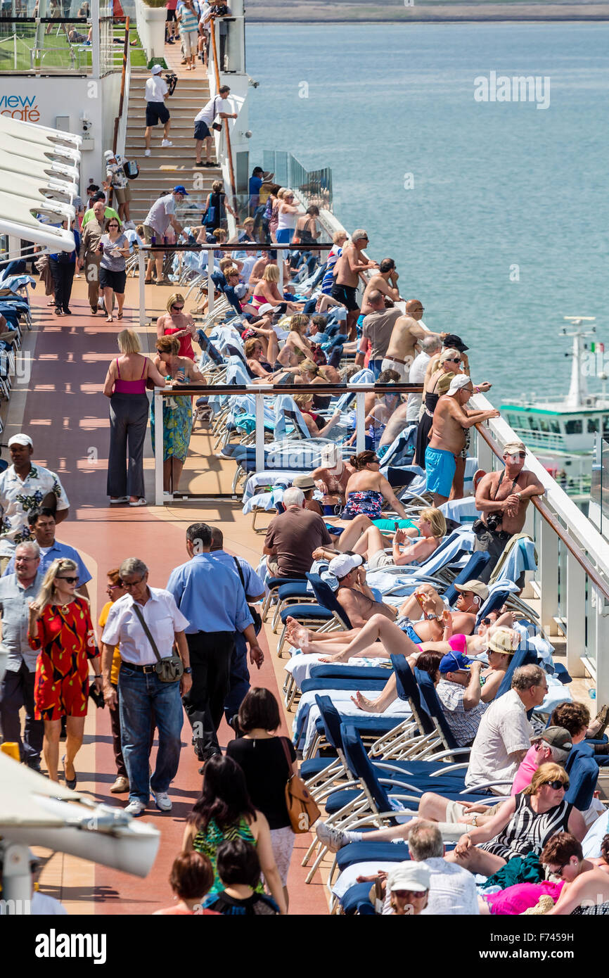 Les gens sur le pont des navires de croisière ensoleillée Banque D'Images