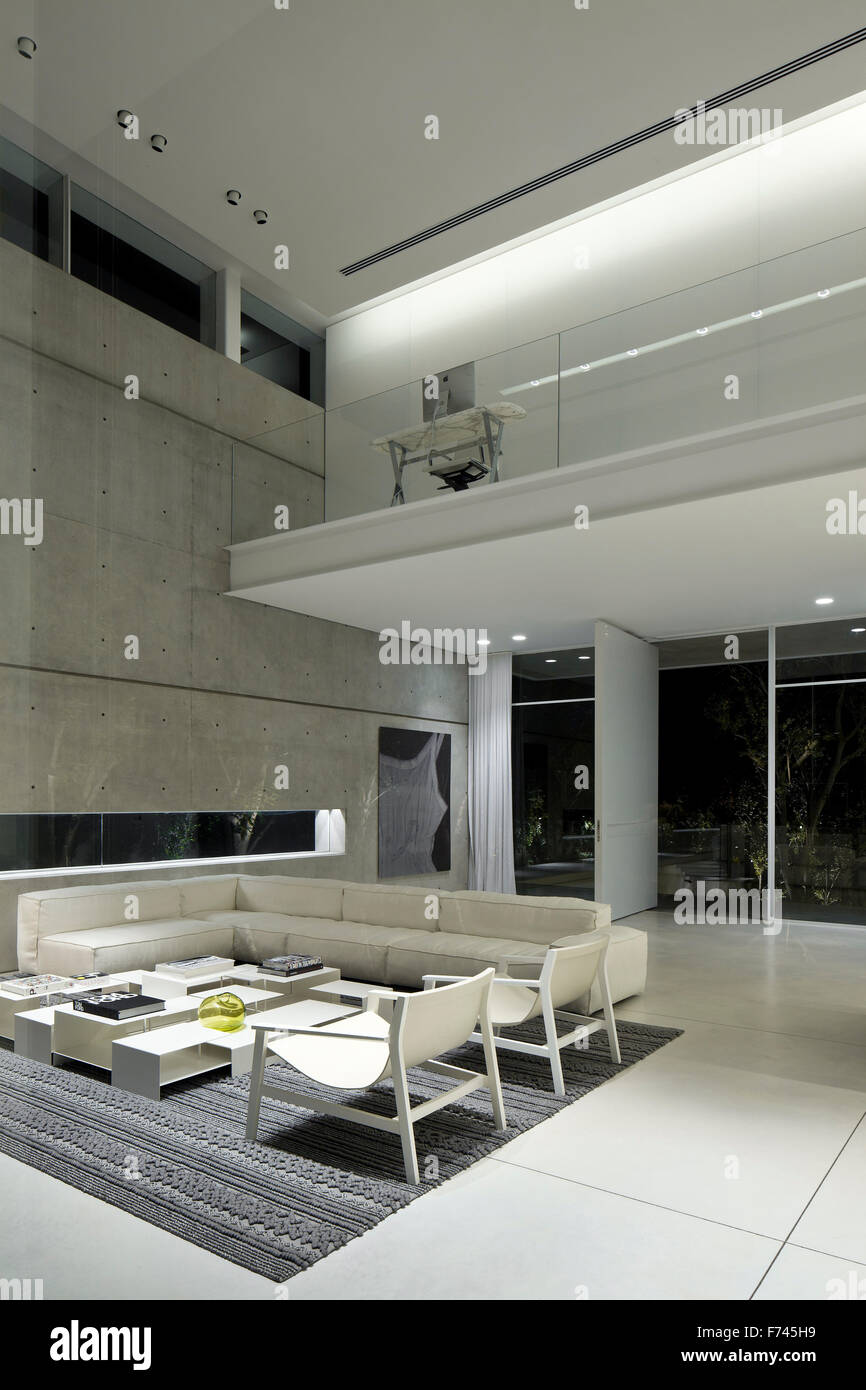 Plan ouvert salon à double hauteur dans la maison blanche moderne, Israël, Moyen Orient Banque D'Images