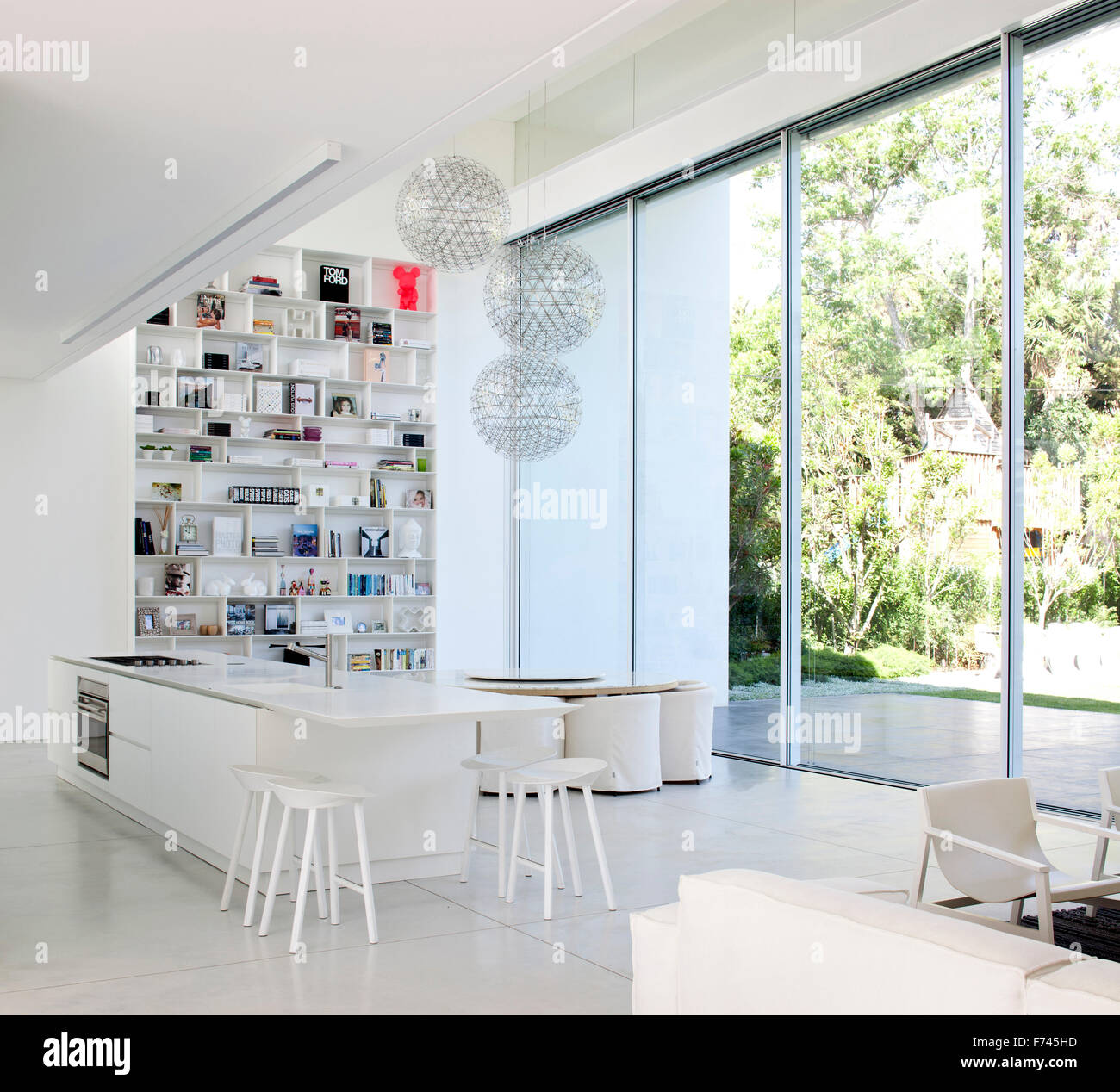 Salle à manger et coin cuisine avec étagères dans la maison blanche moderne, Israël, Moyen Orient Banque D'Images