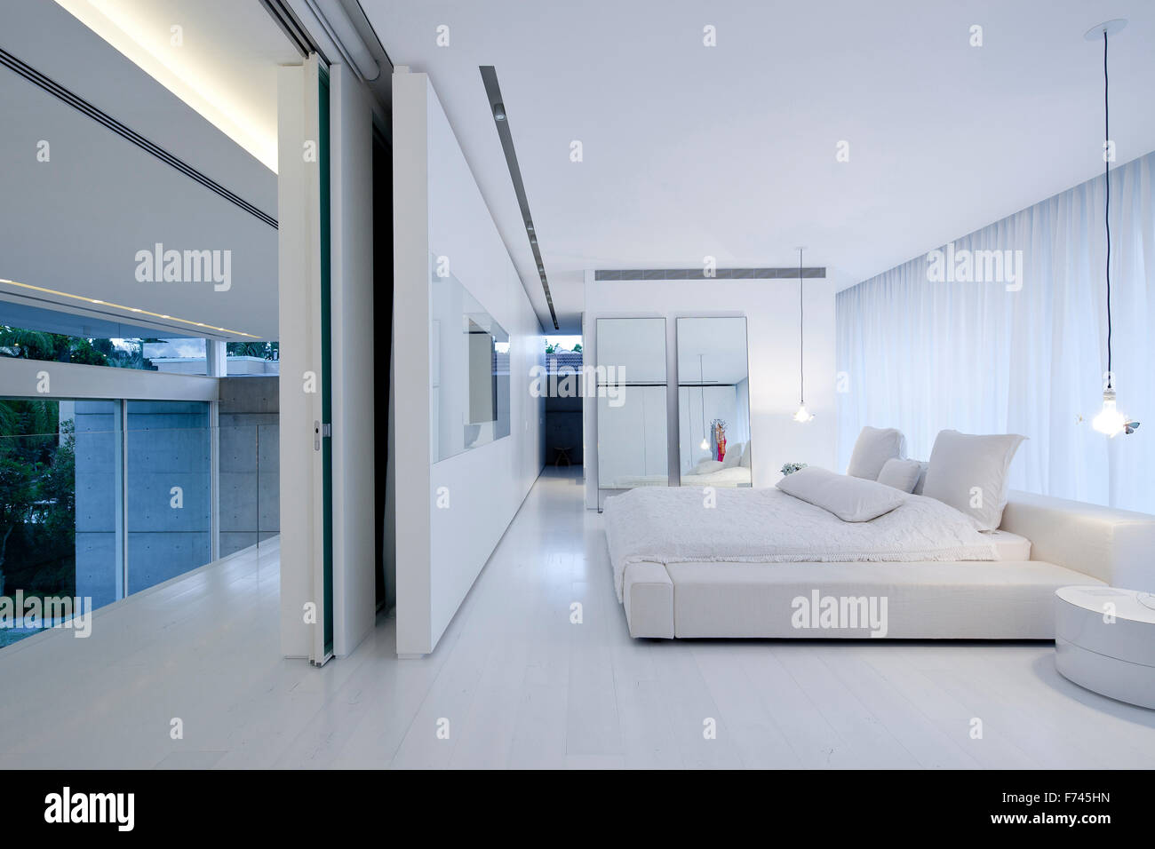 Lit double sur pieds et écran plasma dans la maison blanche moderne, Israël, Moyen Orient Banque D'Images