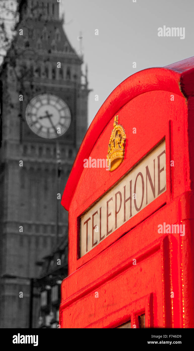 Rouge traditionnel K6 Téléphone phone box avec Big Ben Elizabeth Tower de Maisons du Parlement monochrome noir et blanc London UK Banque D'Images