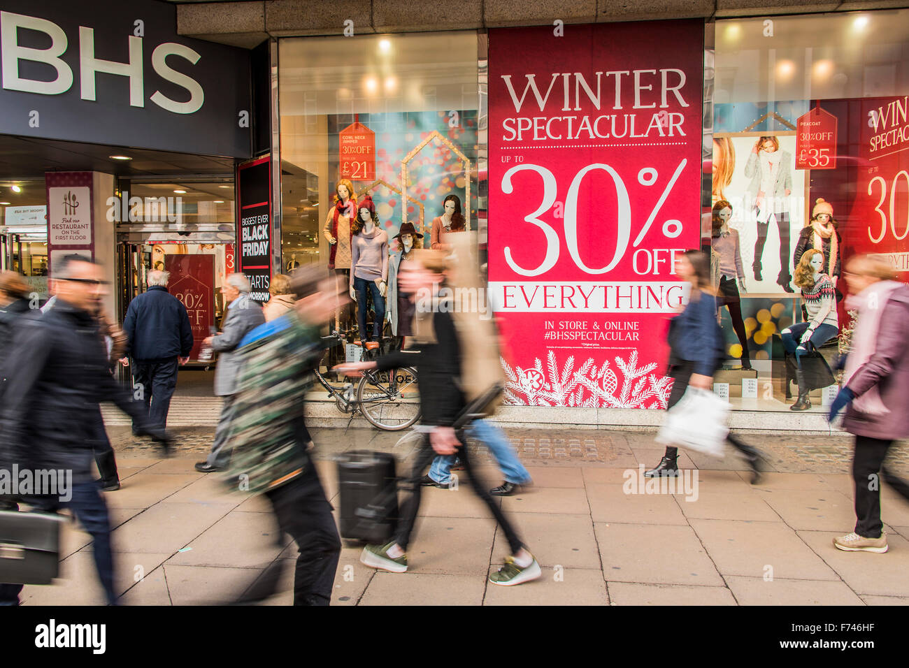 Londres, Royaume-Uni. 25 novembre, 2015. BHS propose jusqu'à 30 % de réduction dans sa spectaculaire d'hiver et ventes Vendredi Noir. Oxford street prépare ses offres à prix réduit pour le Black Friday. Crédit : Guy Bell/Alamy Live News Banque D'Images