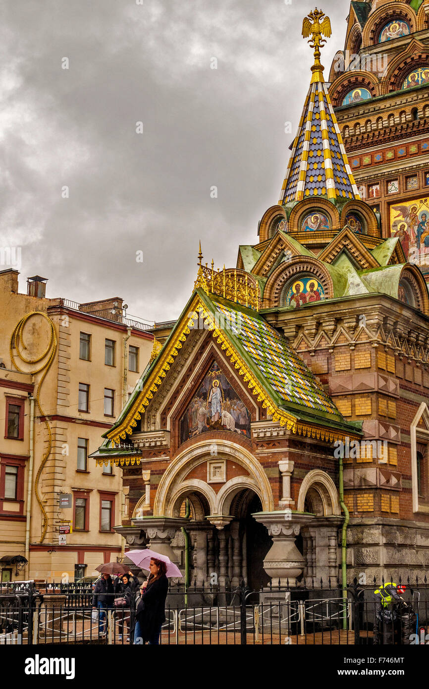 En attendant la pluie par l'Église Saint-Pétersbourg Russie Banque D'Images