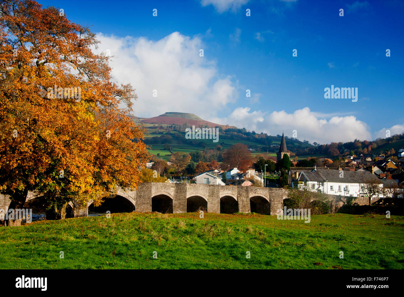 Pont voûté en pierre Crickhowell et vue de ville avec Crug Hywel Table Mountain en arrière-plan Powys Pays de Galles UK Banque D'Images