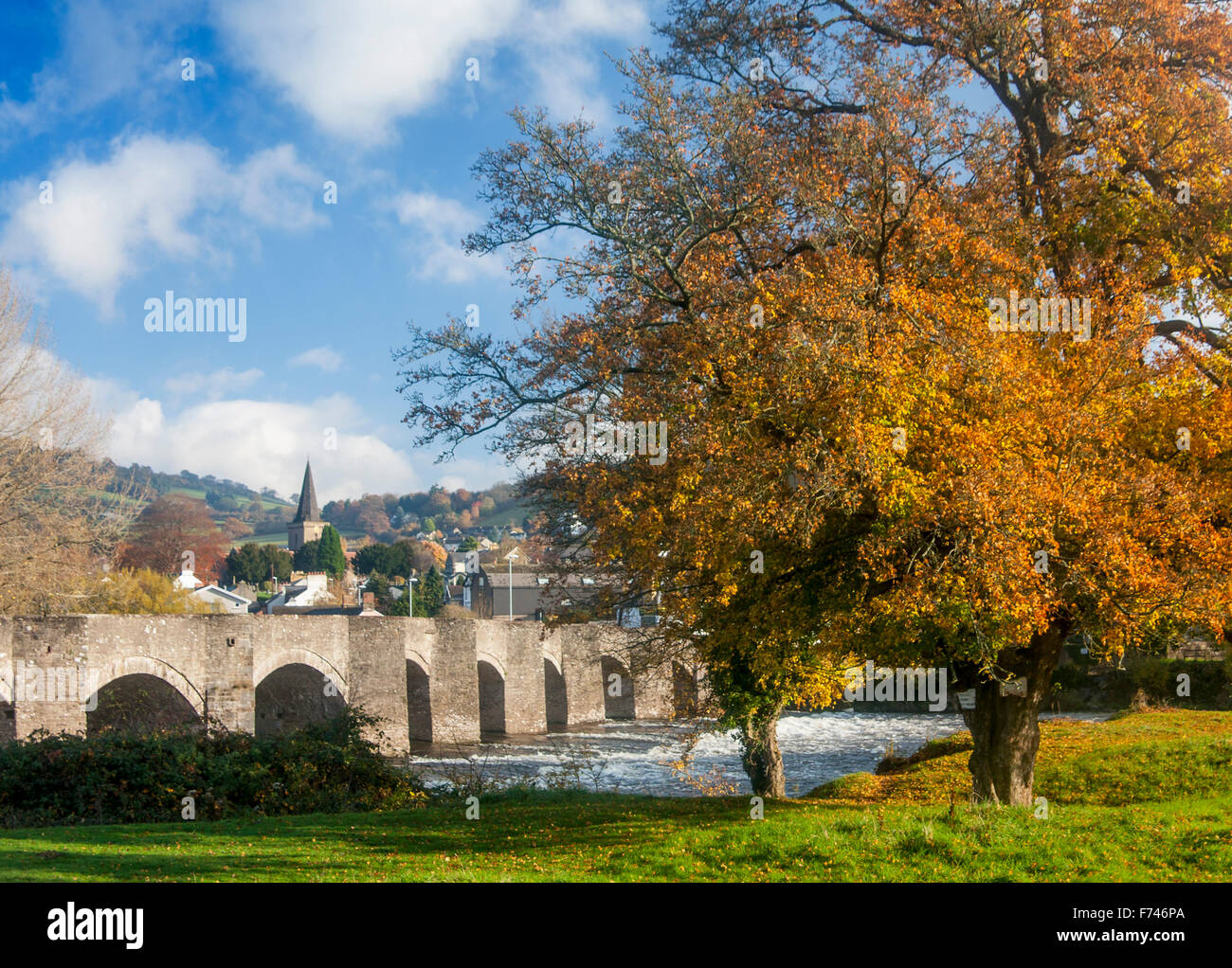Crickhowell pont rivière Usk automne Powys Pays de Galles UK Banque D'Images