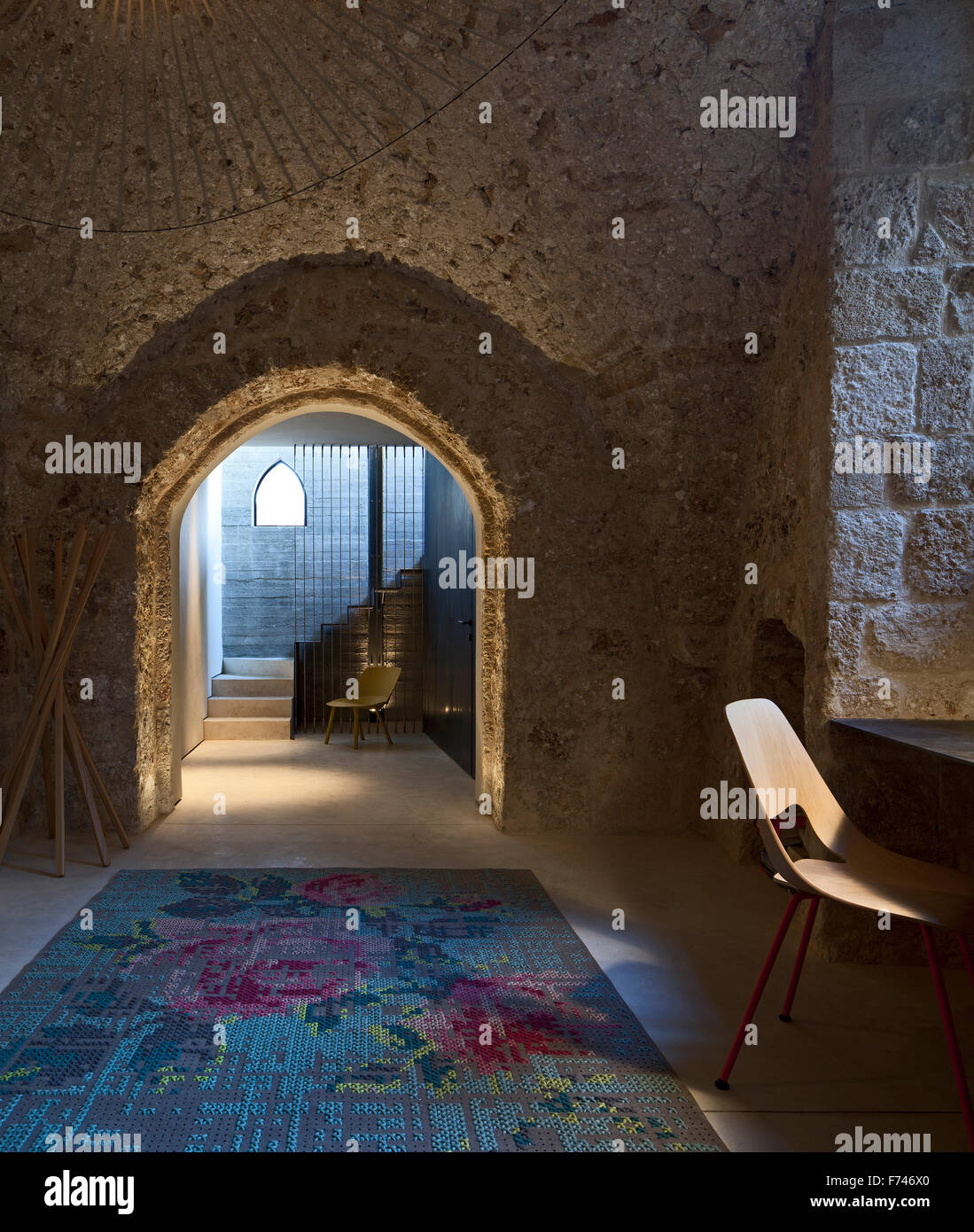 Intérieur en pierre porte voûtée avec tapis de fleurs en chambre, Jaffa, Tel-Aviv, Israël Banque D'Images