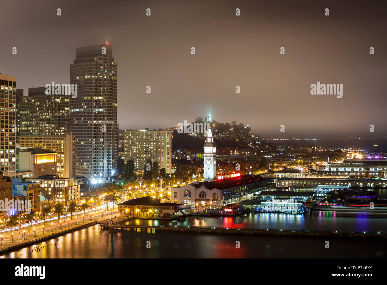 Baie de San Francisco waterfront éclairée la nuit, California, USA Banque D'Images