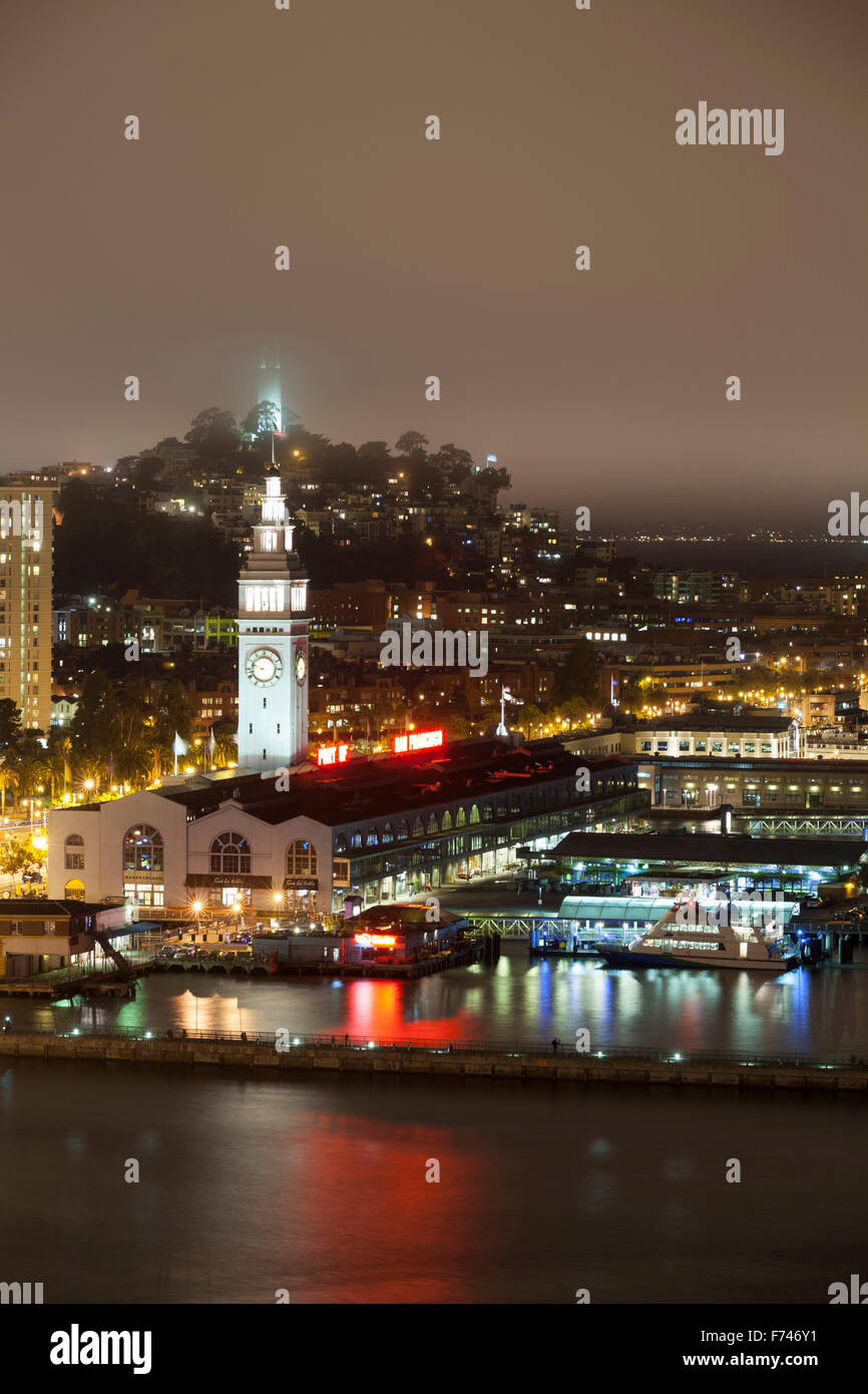 Baie de San Francisco waterfront éclairée la nuit, California, USA Banque D'Images