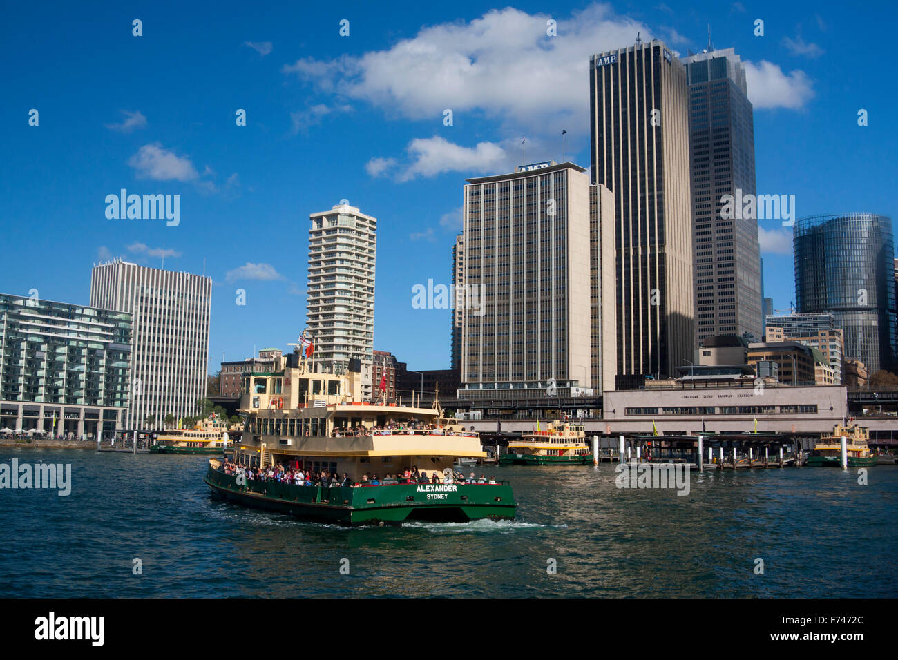 Alexander ferry près de Circular Quay quai avec autres traversiers et city skyline CBD de Sydney en vue de Nouvelles Galles du Sud , Aus Banque D'Images