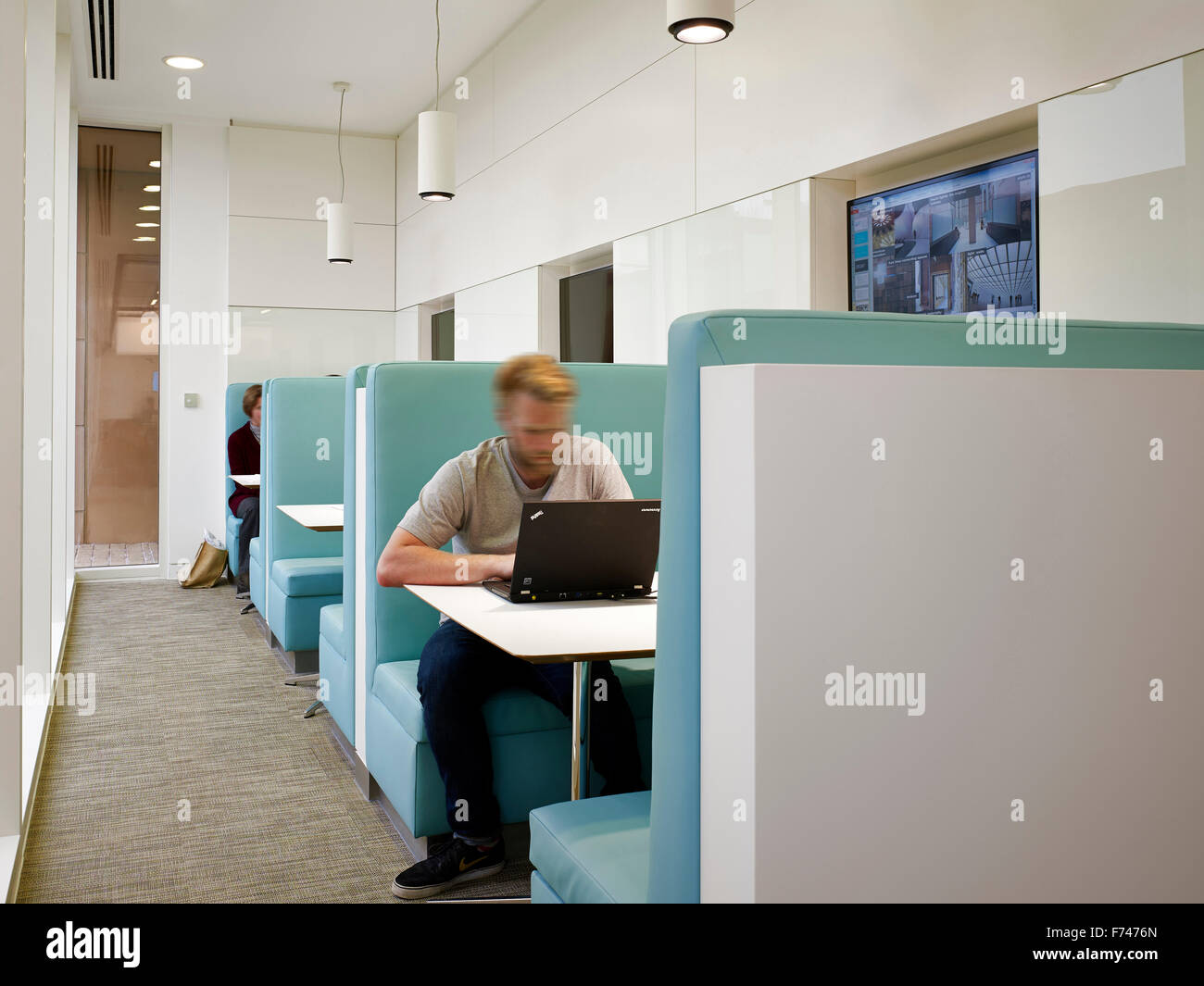 Les personnes travaillant dans l'étude des kiosques à Microsoft Research, Cambridge, England, UK Banque D'Images