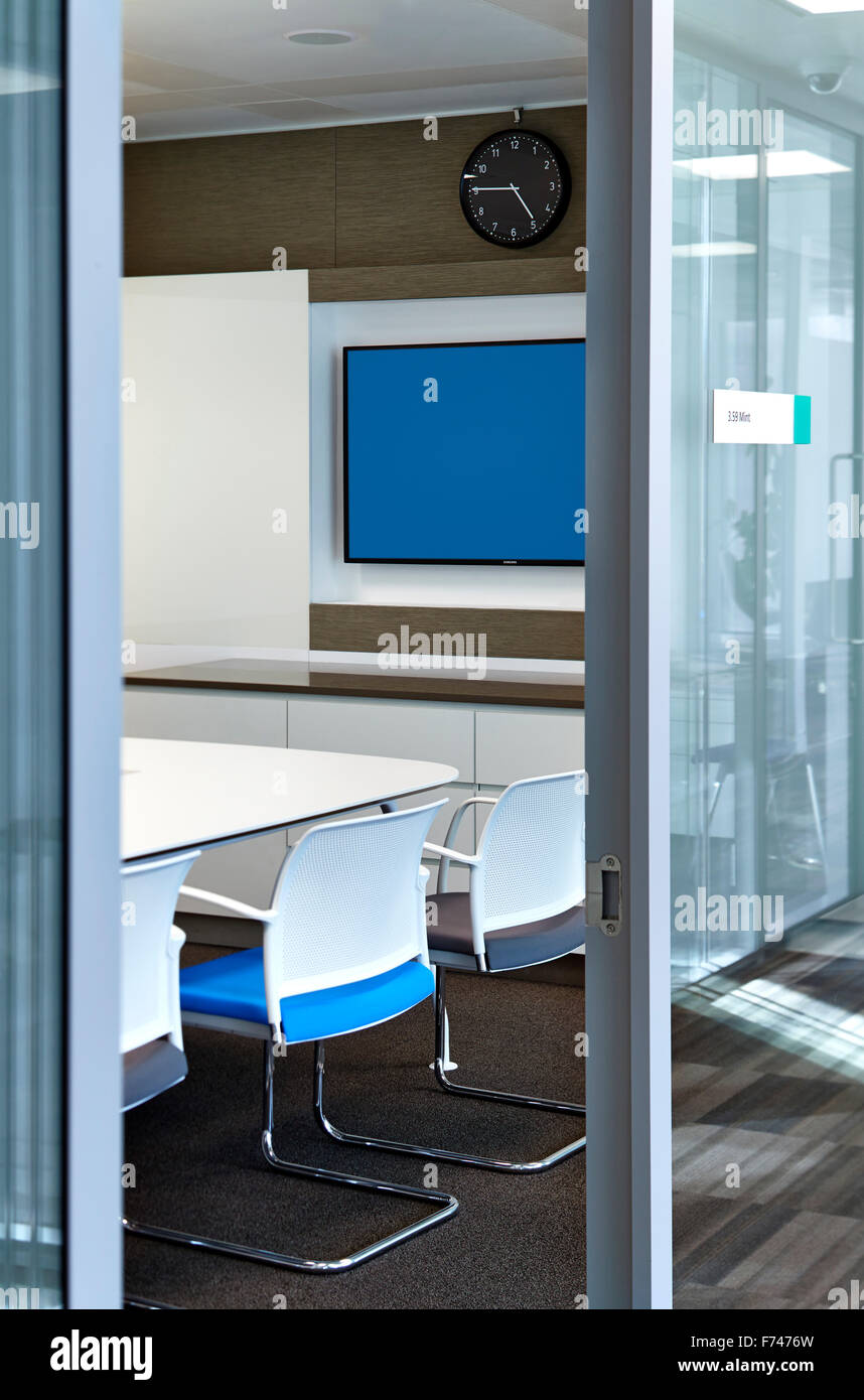La salle de conférence avec horloge et écran plasma à Microsoft Research, Cambridge, England, UK Banque D'Images
