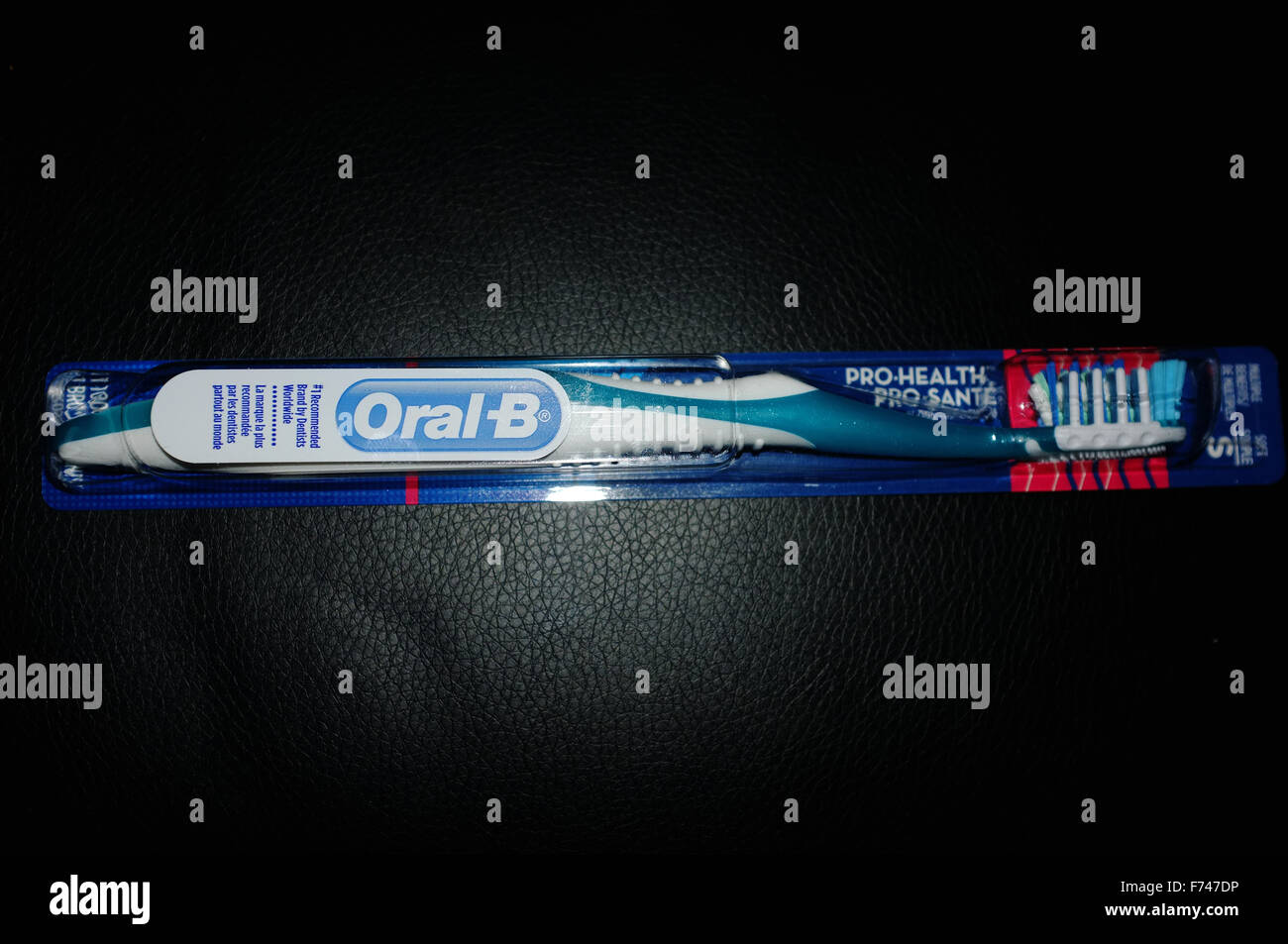 Une brosse à dents Oral B dans son emballage' photographié sur un fond noir. Banque D'Images