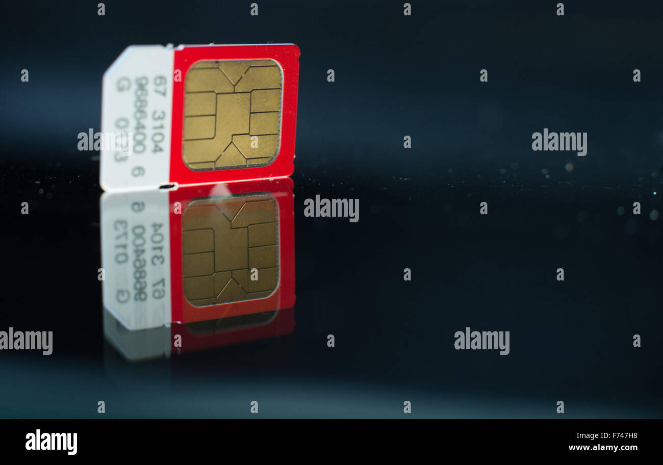 Une carte SIM est assise sur un miroir à Hanovre, Allemagne, 24 novembre 2015. La puce intégrée à la carte a été enregistrée pour un brevet en 1984 par l'étudiant Holger Sedlak de Hanovre. Photo : JOCHEN LUEBKE/dpa Banque D'Images