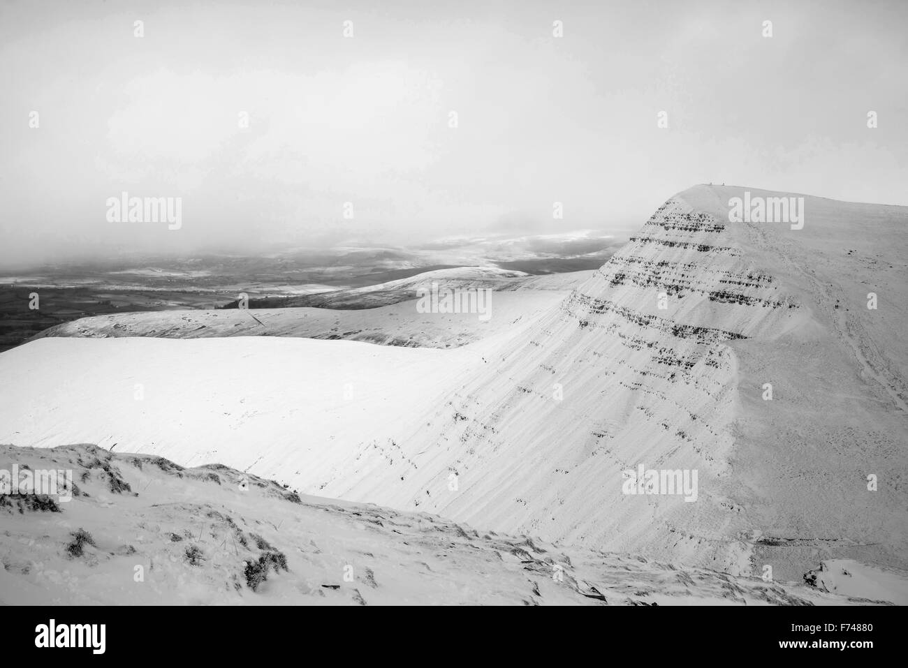Superbe paysage de montagnes couvertes de neige en noir et blanc Banque D'Images