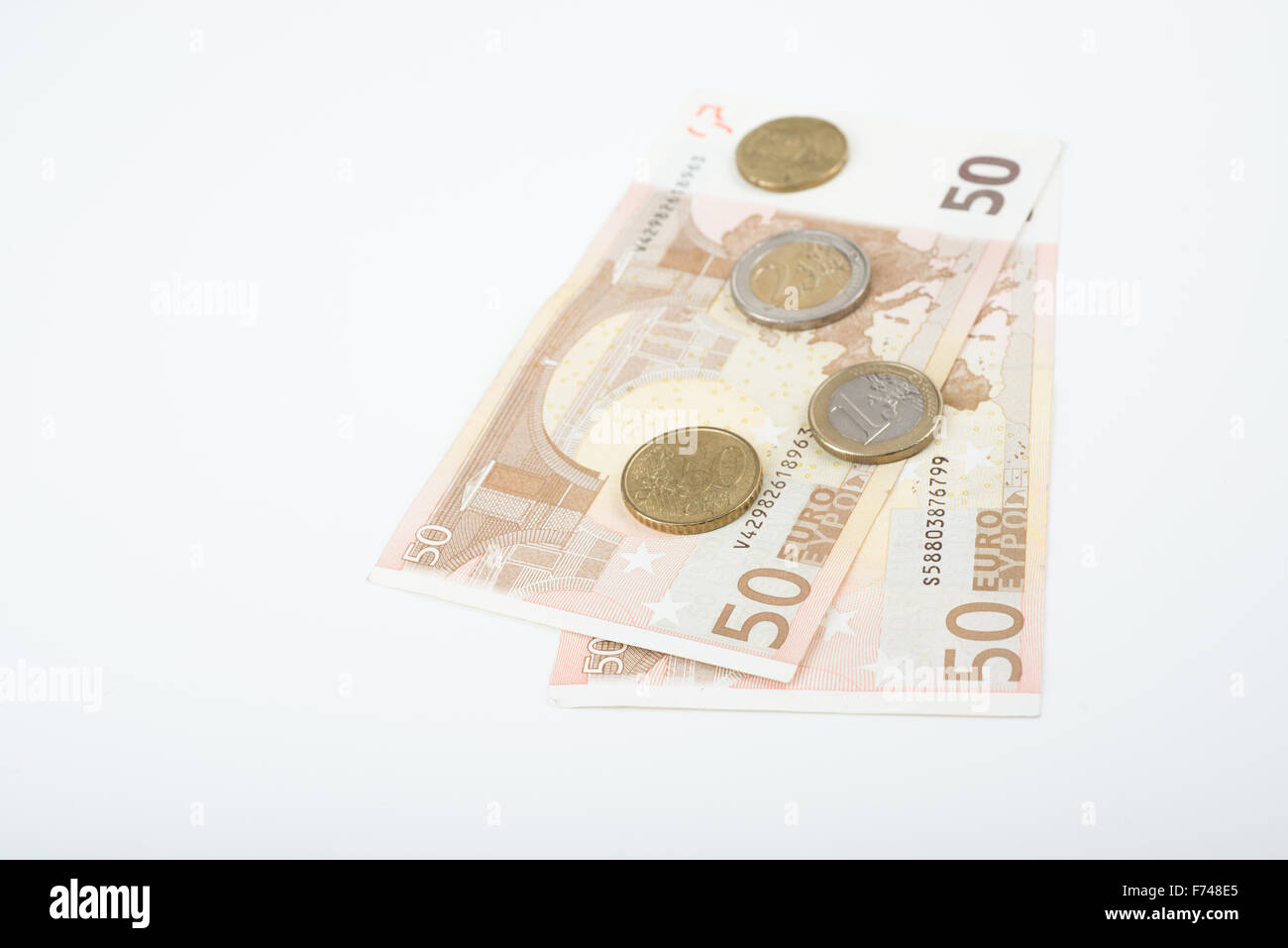 Cinquante billets attisé de retour avec diverses pièces en euro Banque D'Images