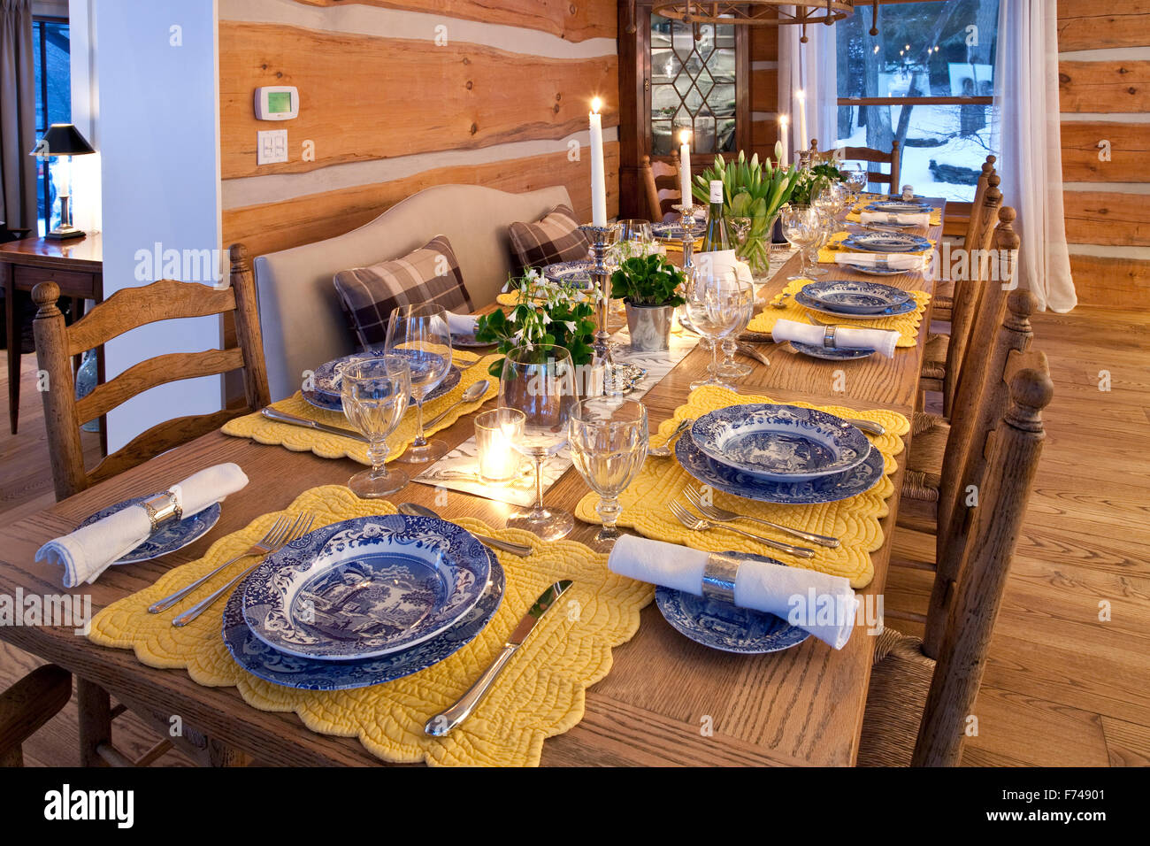 Table de salle à manger dans une maison en bois rond Banque D'Images